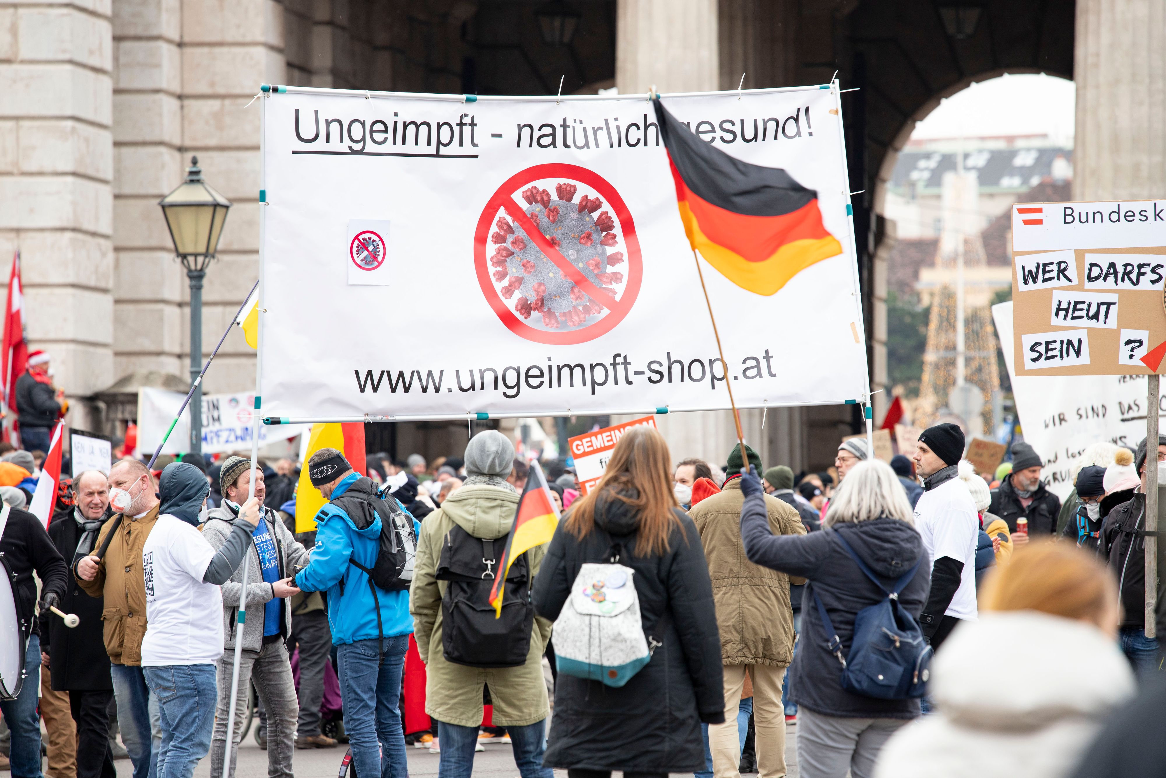 Tausende Menschen demonstrieren im Dezember 2021 gegen die Corona-Maßnahmen in Wien.