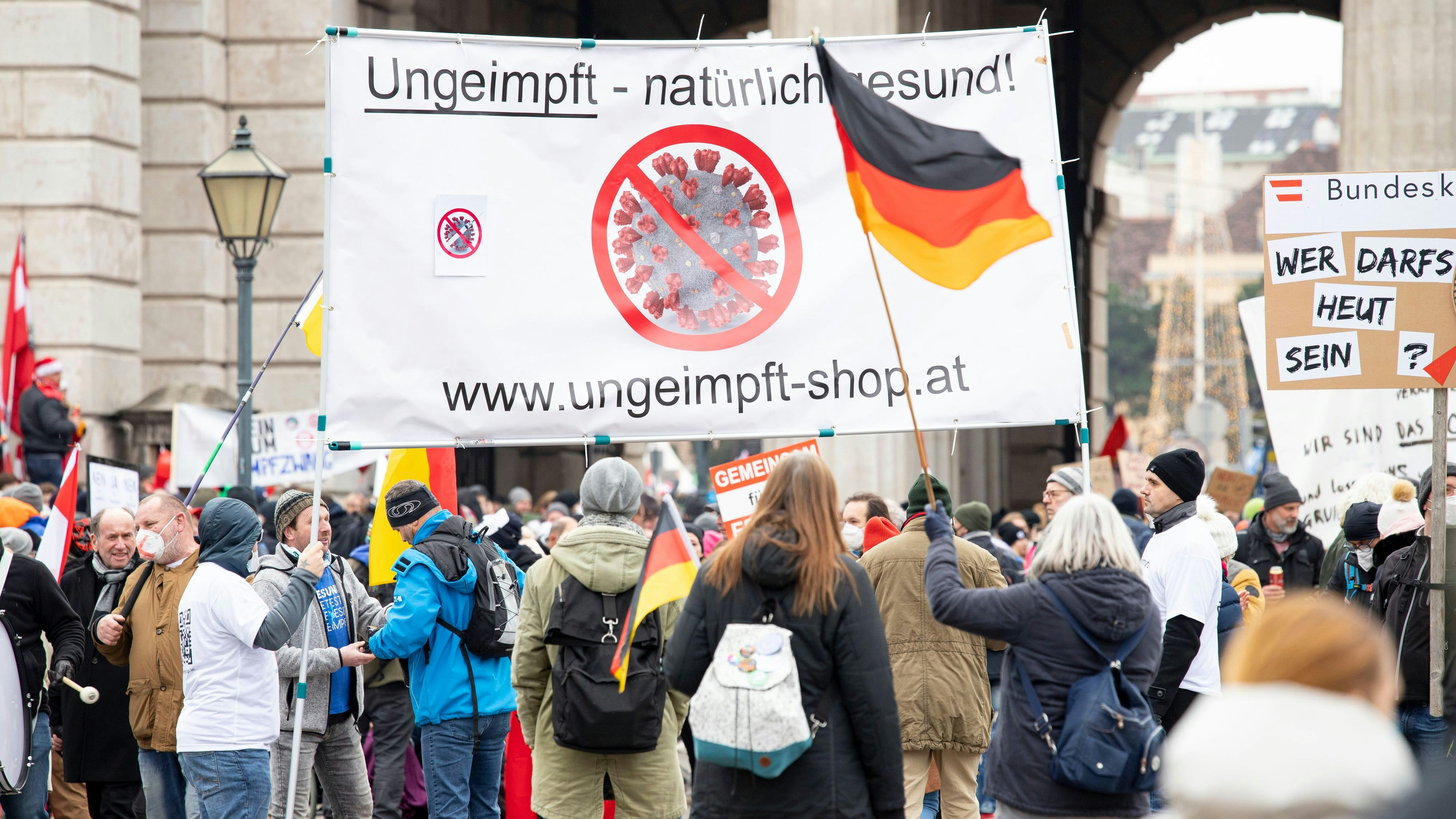 Tausende Menschen demonstrieren im Dezember 2021 gegen die Corona-Maßnahmen in Wien.