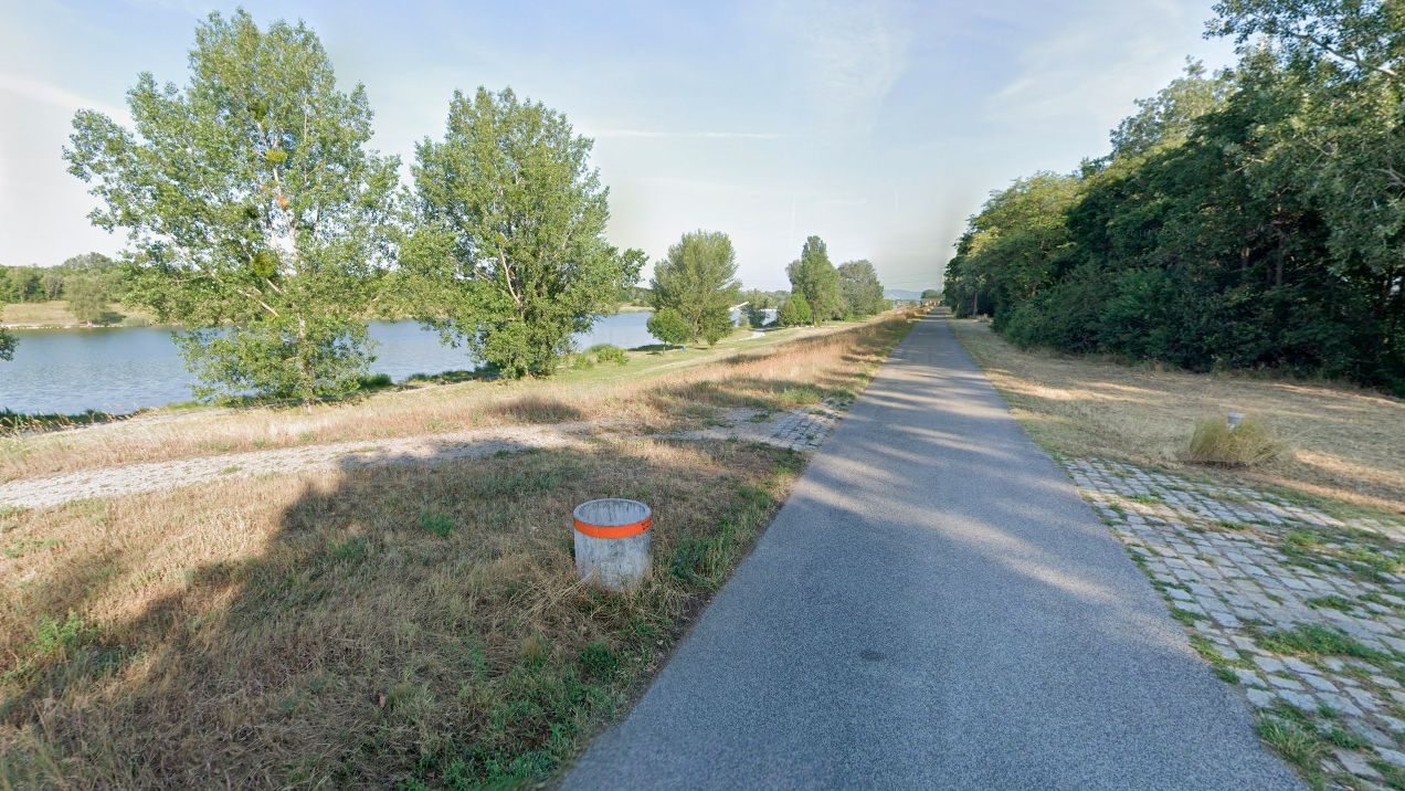 Blick auf die Finsterbuschstraße an der Neuen Donau im 22. Wiener Gemeindebezirk.