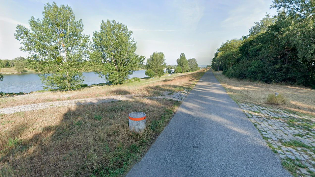 Blick auf die Finsterbuschstraße an der Neuen Donau im 22. Wiener Gemeindebezirk.