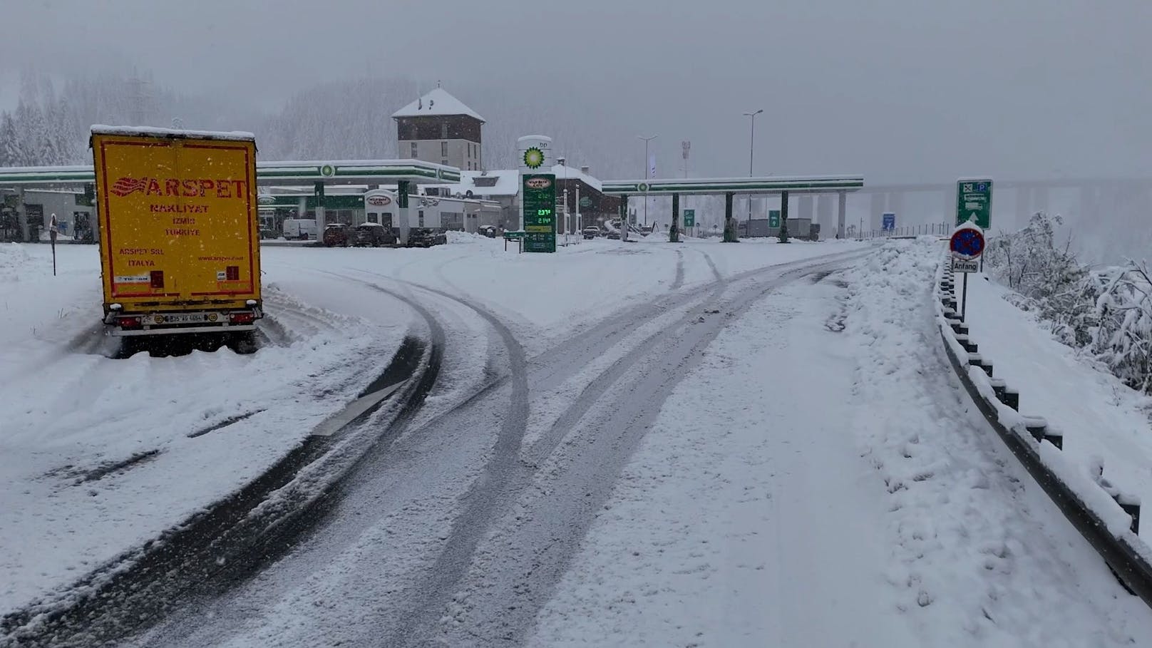 Wintereinbruch an der A10 Tauernautobahn bei Eben im Pongau am 3. November. Ausläufer von Orkantief Ciarán haben feuchte Luft aus dem Mittelmeer nach Österreich getragen.