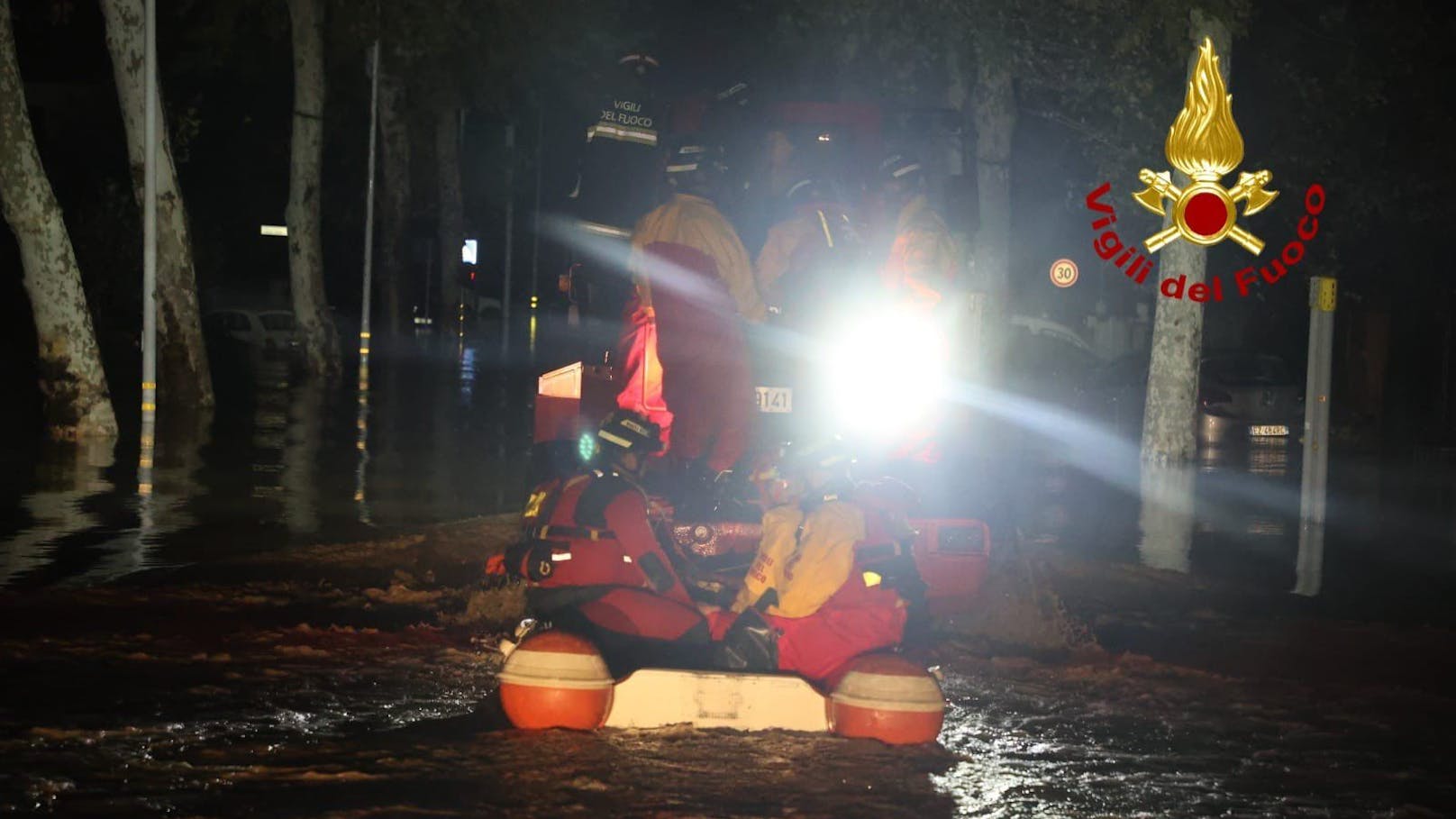 Orkan-Tief Ciarán hat am 2. und 3. November die Toskana verwüstet. Im Bild Feuerwehrleute im Rettungseinsatz.