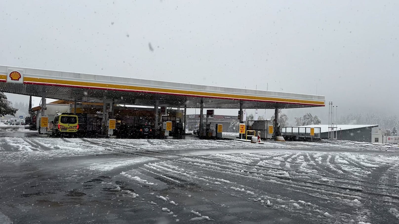 Wintereinbruch an der A10 Tauernautobahn bei Eben im Pongau am 3. November. Ausläufer von Orkantief Ciarán haben feuchte Luft aus dem Mittelmeer nach Österreich getragen.