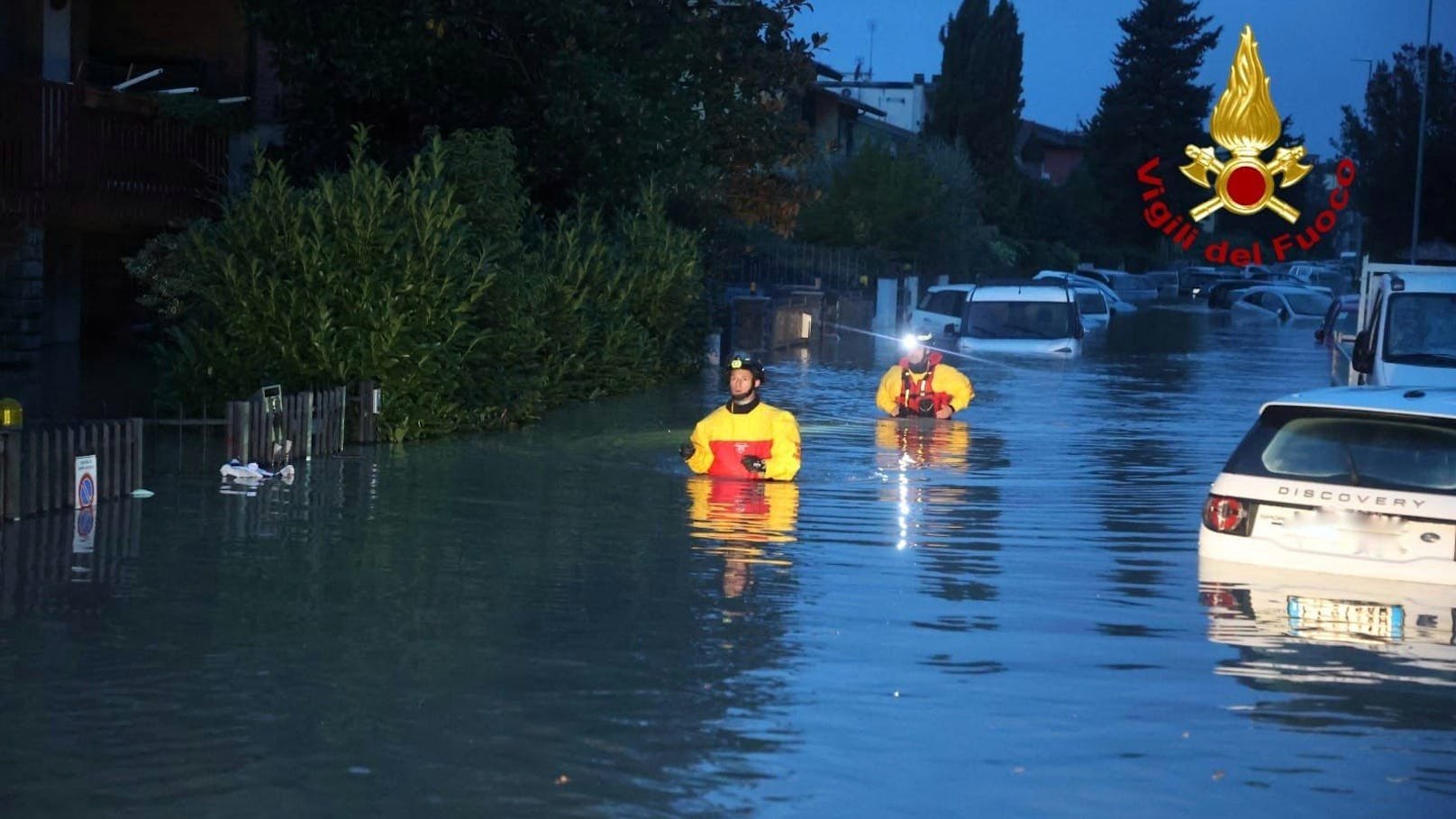 Orkan-Tief Ciarán hat am 2. und 3. November die Toskana verwüstet. Im Bild Feuerwehrleute im Rettungseinsatz.