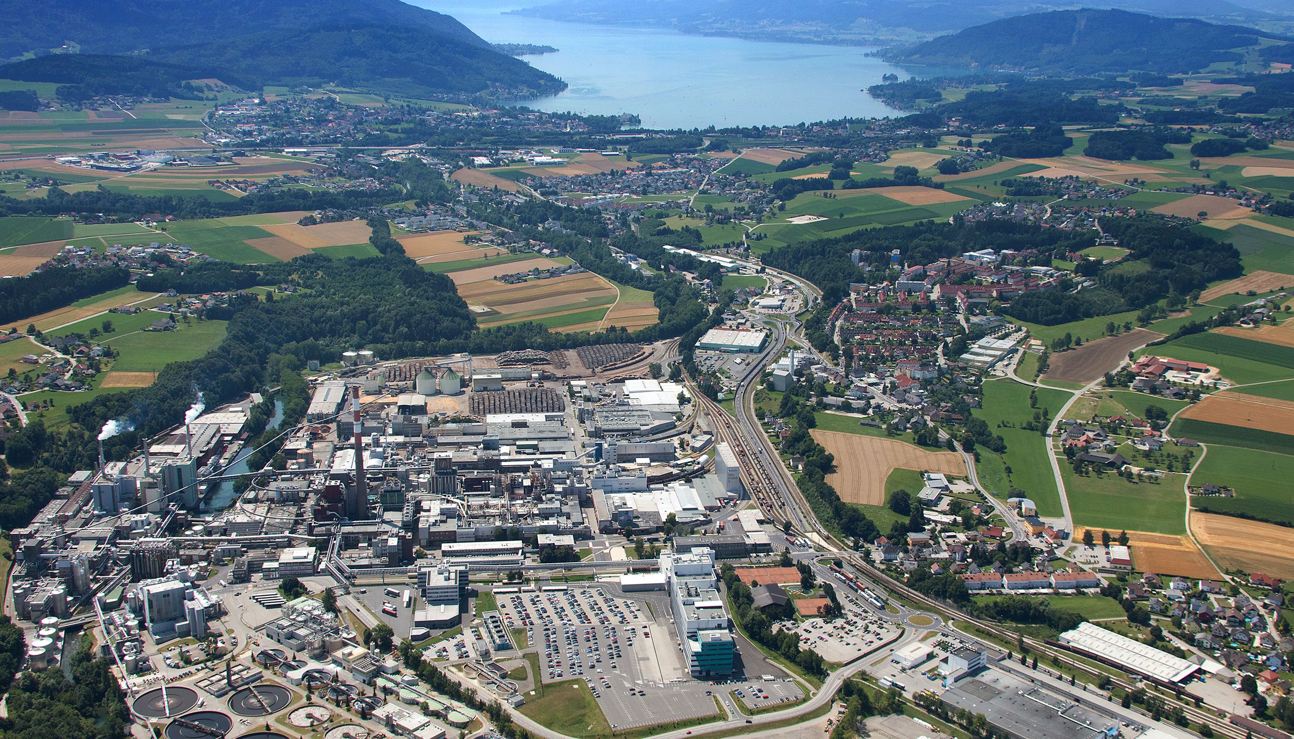 Der Faserhersteller Lenzing steht weiter unter hohem Druck; im Bild: die Zentrale im Bezirk Vöcklabruck.