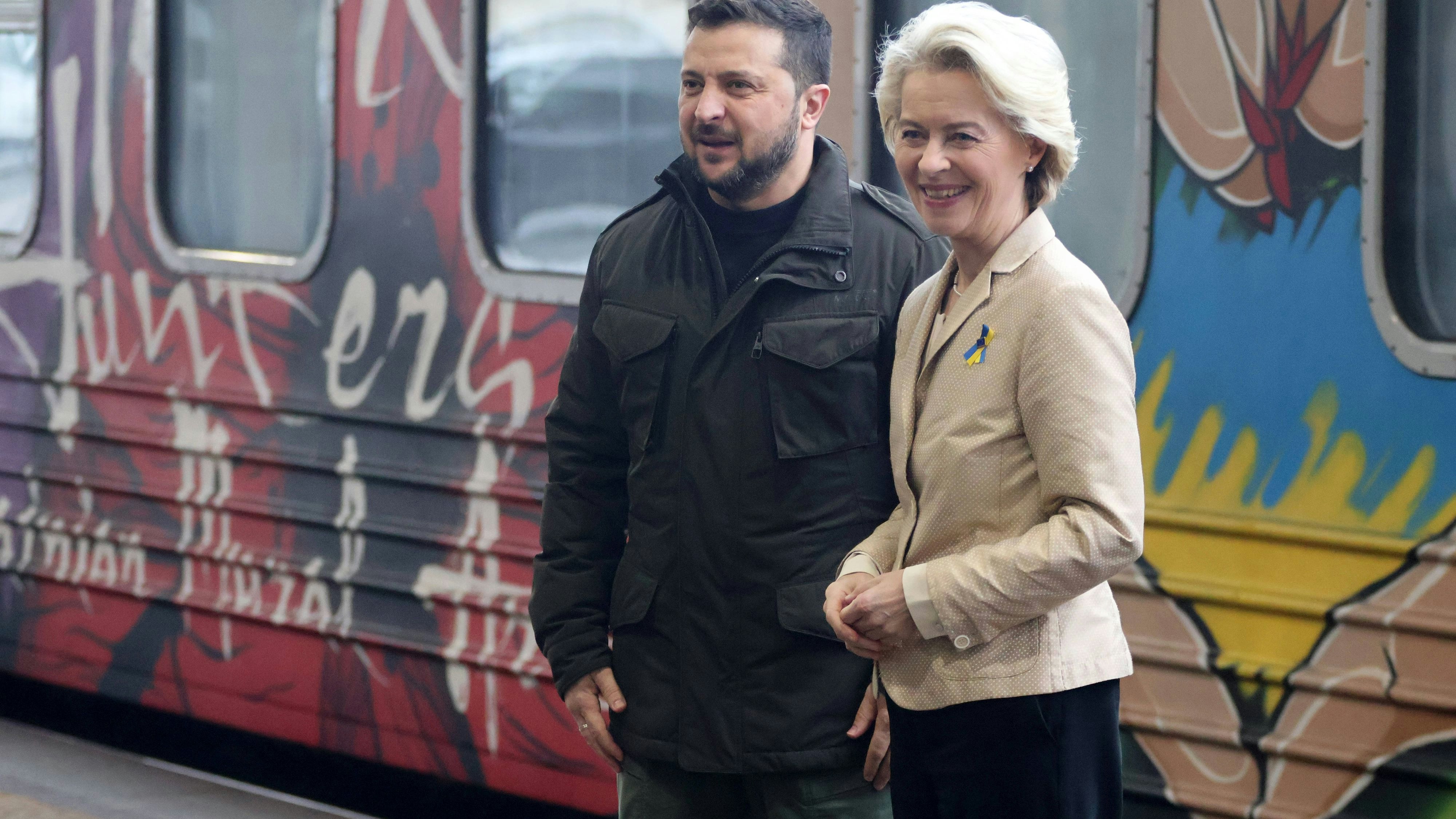 Wenige Tage vor der Veröffentlichung eines EU-Fortschrittsberichts zur Ukraine hat Kommissionspräsidentin Ursula von der Leyen bei einem Besuch in Kiew die Reformen des Landes demonstrativ gelobt. 