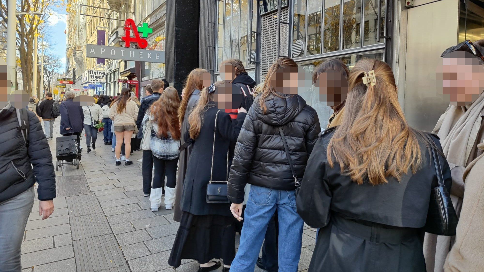Dutzende Menschen warteten geduldig auf den Einlass in einen neuen Store.