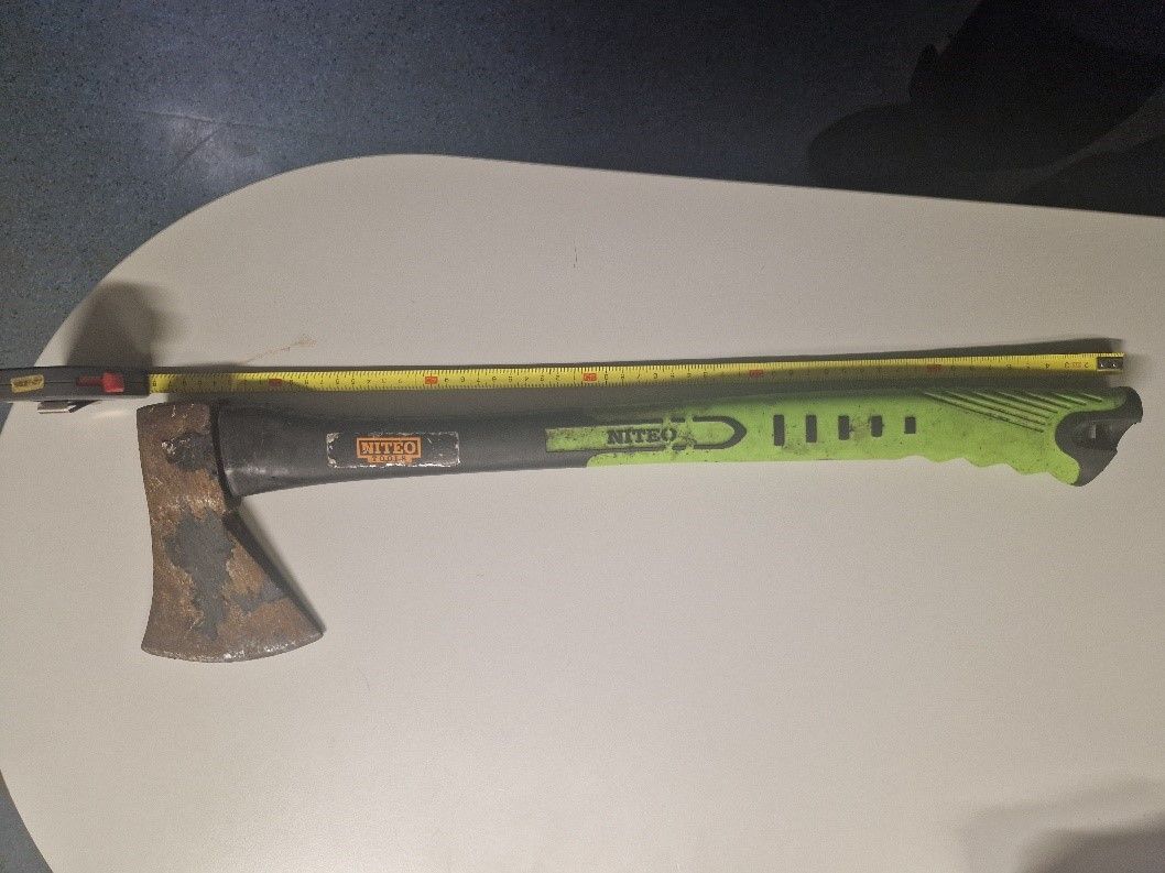 Mit dieser Axt schlug der Mann auf die Scheibe der Bushaltestelle ein. 