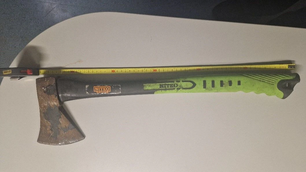 Mit dieser Axt schlug der Mann auf die Scheibe der Bushaltestelle ein. 