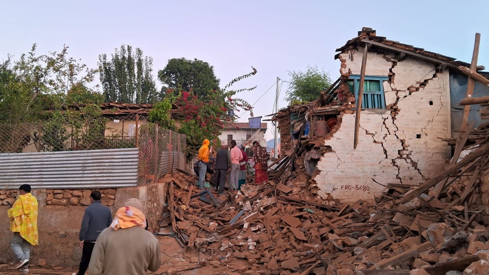 Erdbeben in Nepal fordert mindestens 128 Tote