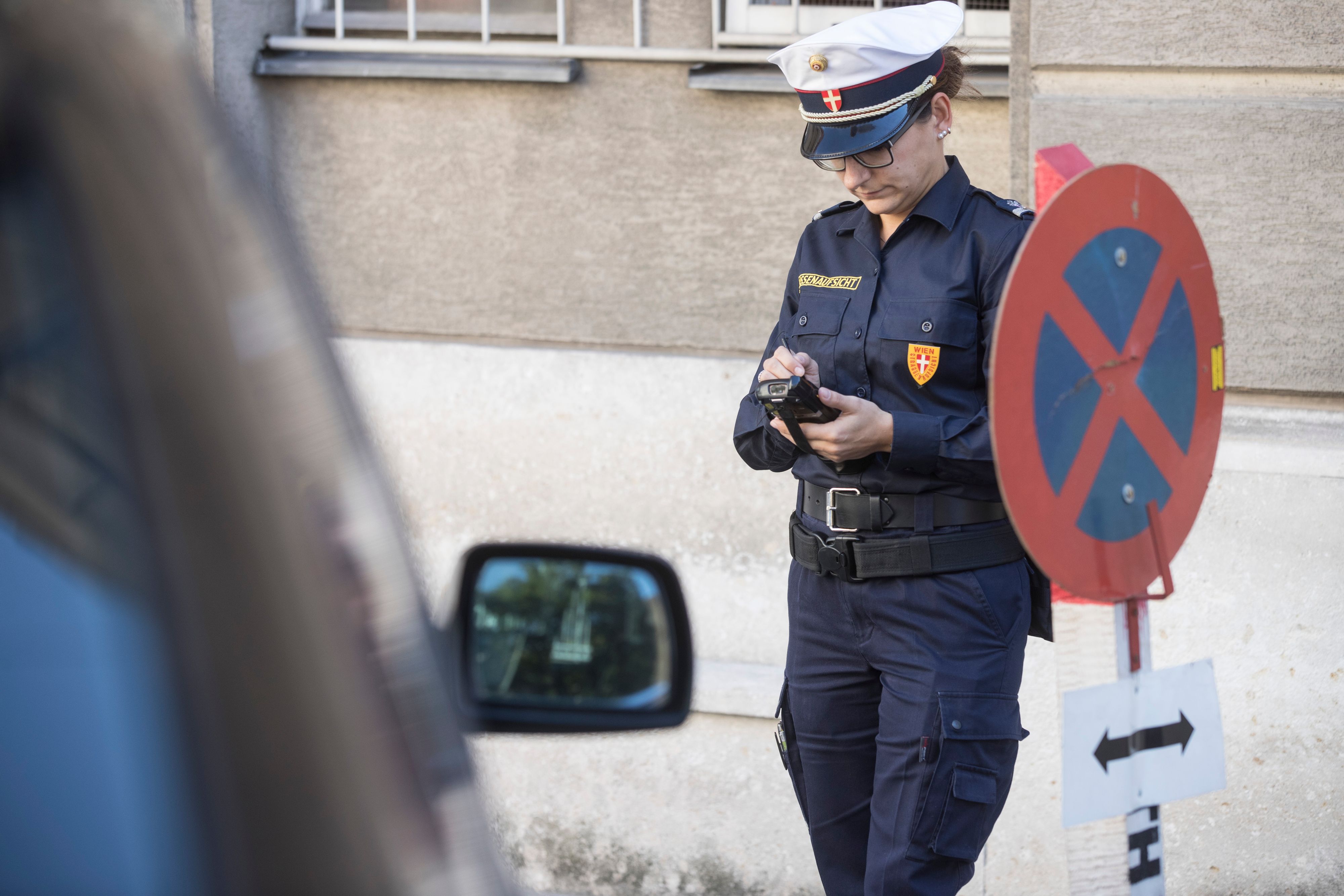 In Wien wurde eine Parkraumüberwachung durch Faustschläge verletzt. (Symbolbild)
