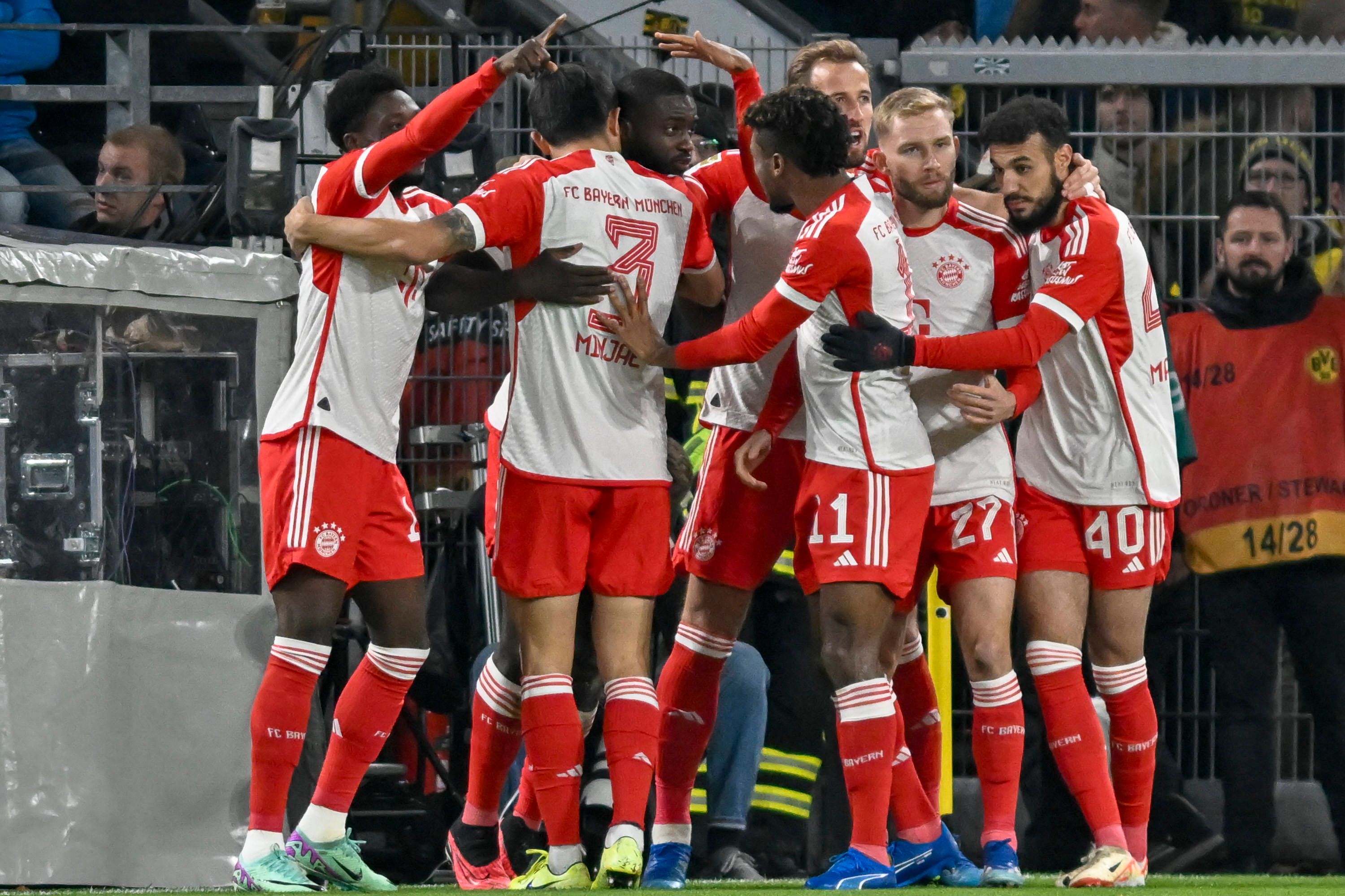 Die Bayern feiern gegen Borussia Dortmund.