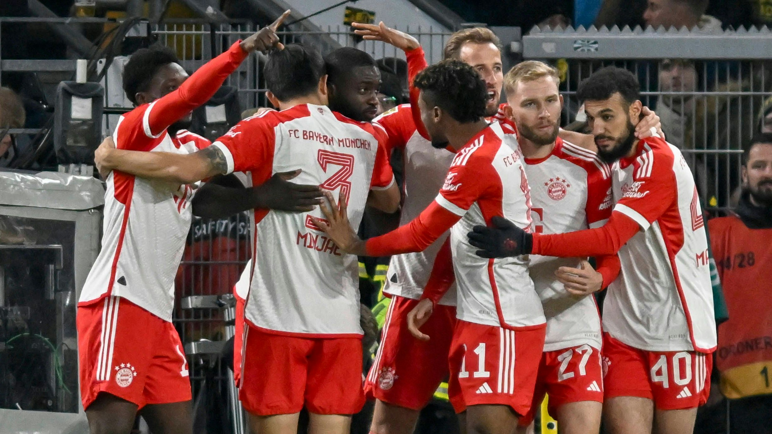 Die Bayern feiern gegen Borussia Dortmund. 