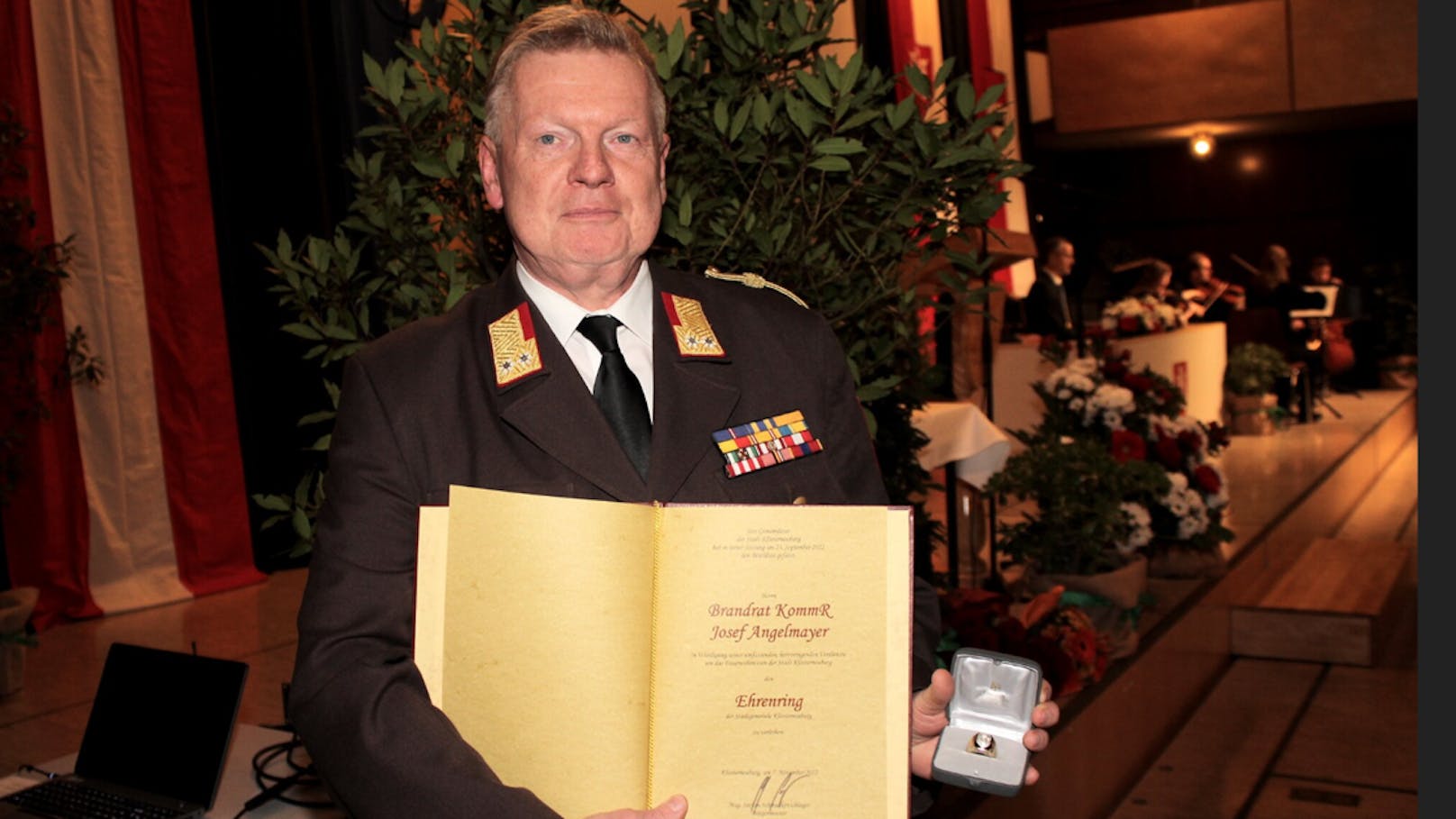 Im Jahr 2022 bekam der langjährige Abschnitts-Feuerwehrkommandant Josef Angelmayer den begehrten Ehrenring.