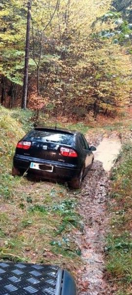 Der Lenker blieb mit dem Wagen im Schlamm stecken.