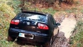 Der Lenker blieb mit dem Wagen im Schlamm stecken.