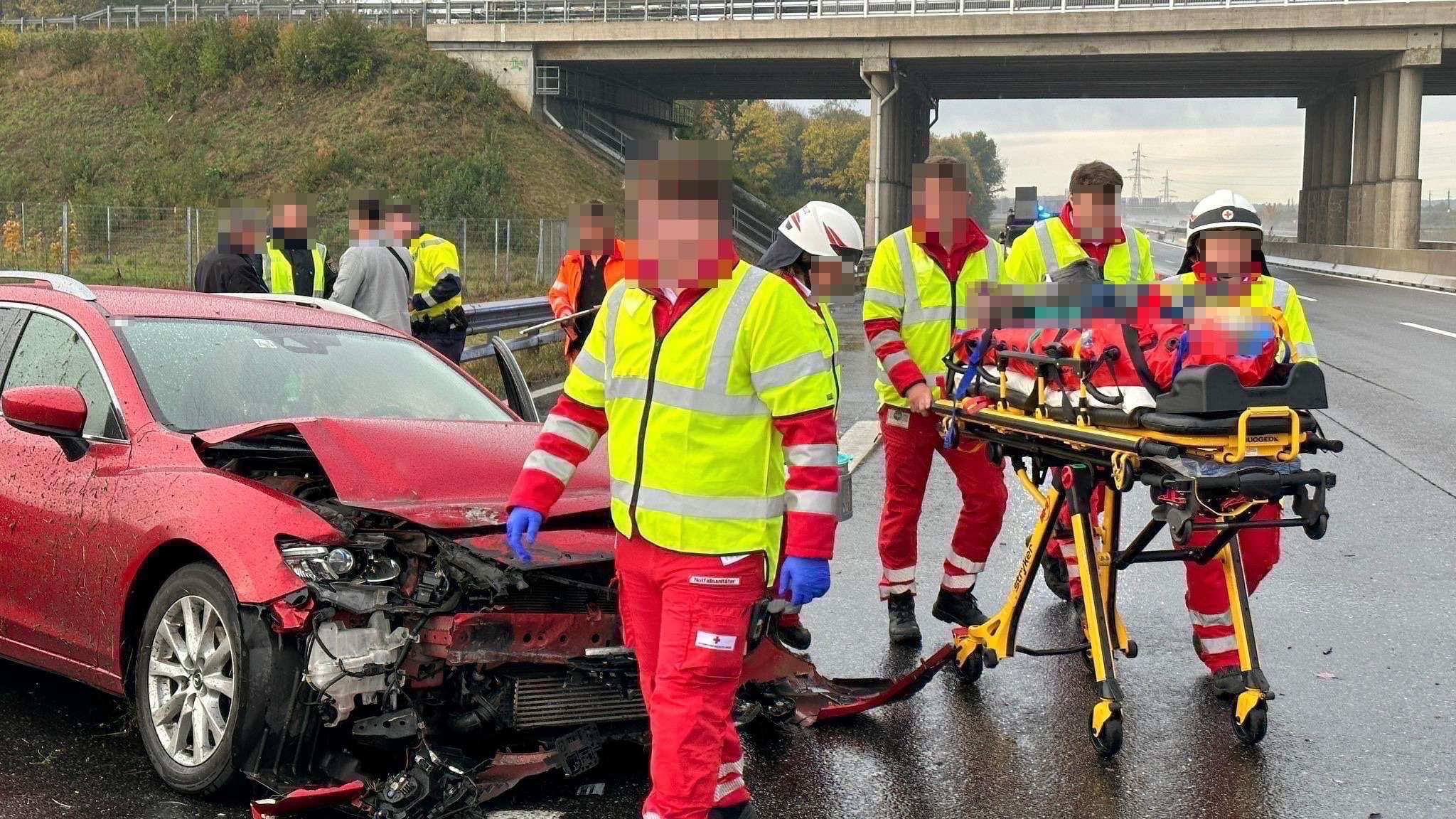 Der vollbesetzte Wagen kam auf der regennassen Fahrbahn ins Schleudern.
