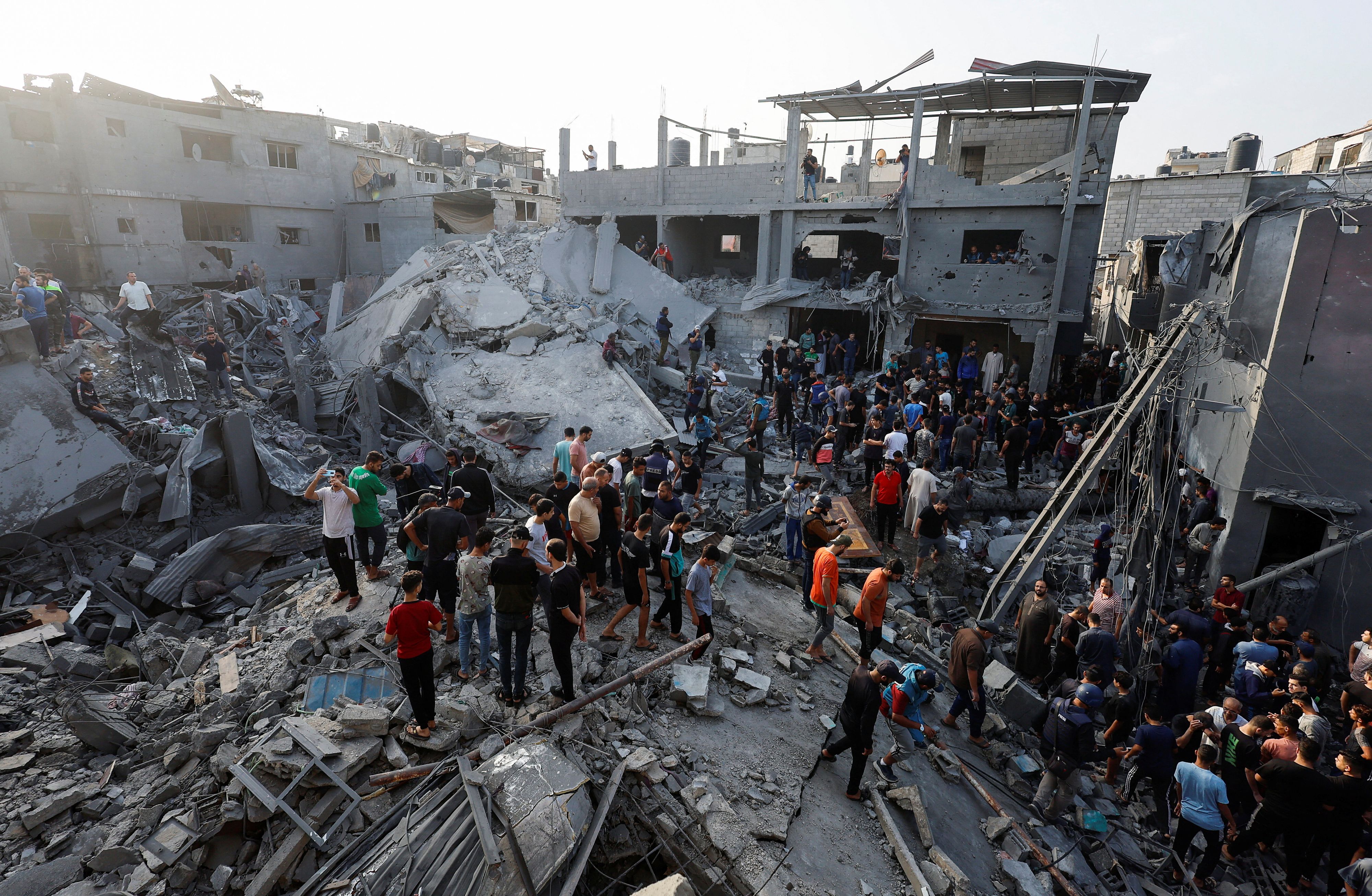 Palestinians search for casualties, at the site of Israeli strikes on houses, amid the ongoing conflict between Israel and Palestinian Islamist group Hamas, at the Magazi Refugee Camp, in central Gaza Strip, November 5, 2023. REUTERS/Mohammed Salem