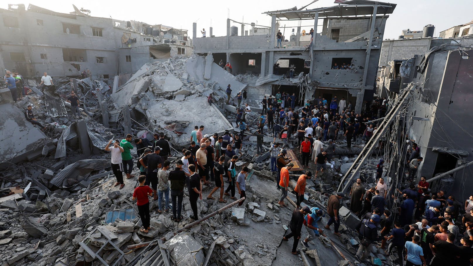 Viele Tote bei Luftangriff – Proteste gegen Netanjahu