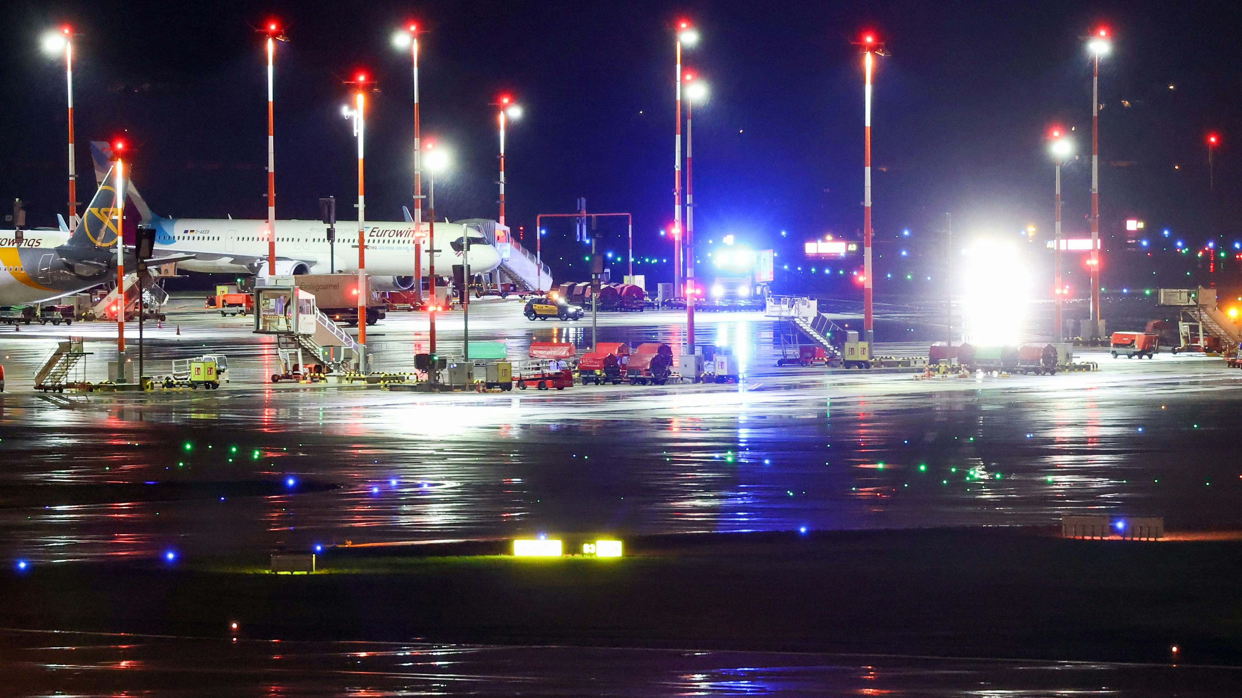 Ein Bewaffneter hat mit seinem Auto ein Sicherheitstor am Hamburger Flughafen durchbrochen und Schüsse abgegeben.