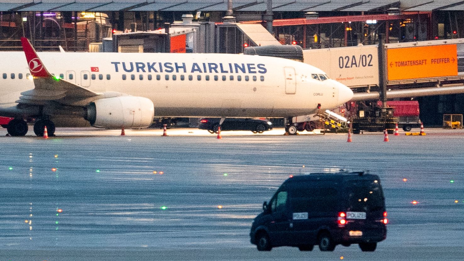 Auch 15 Stunden nach Beginn der Einsatzlage, hält sich der Vater mit seiner Tochter (4) verschanzt. 