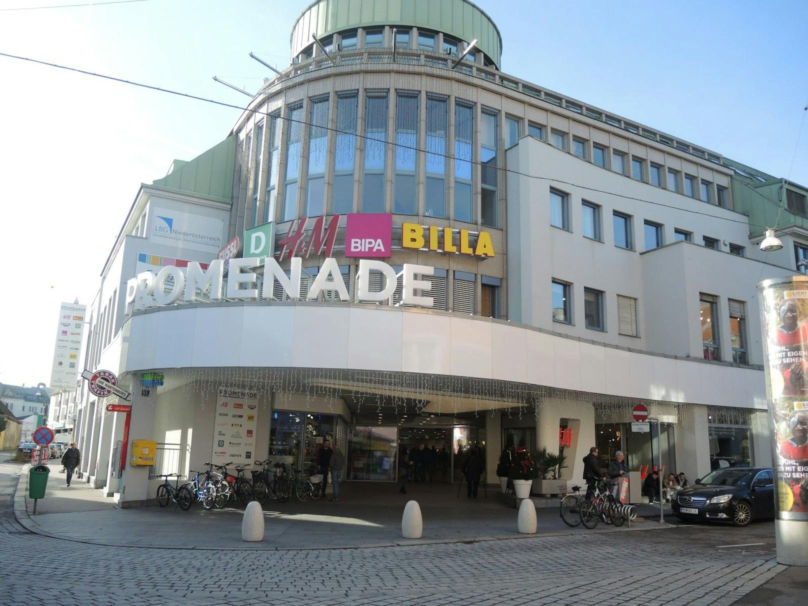 Der Charity-Bücherflohmarkt des Vereins "Menschen in Not - Engel helfen" befand sich im St. Pöltner Einkaufszentrum Promenade.