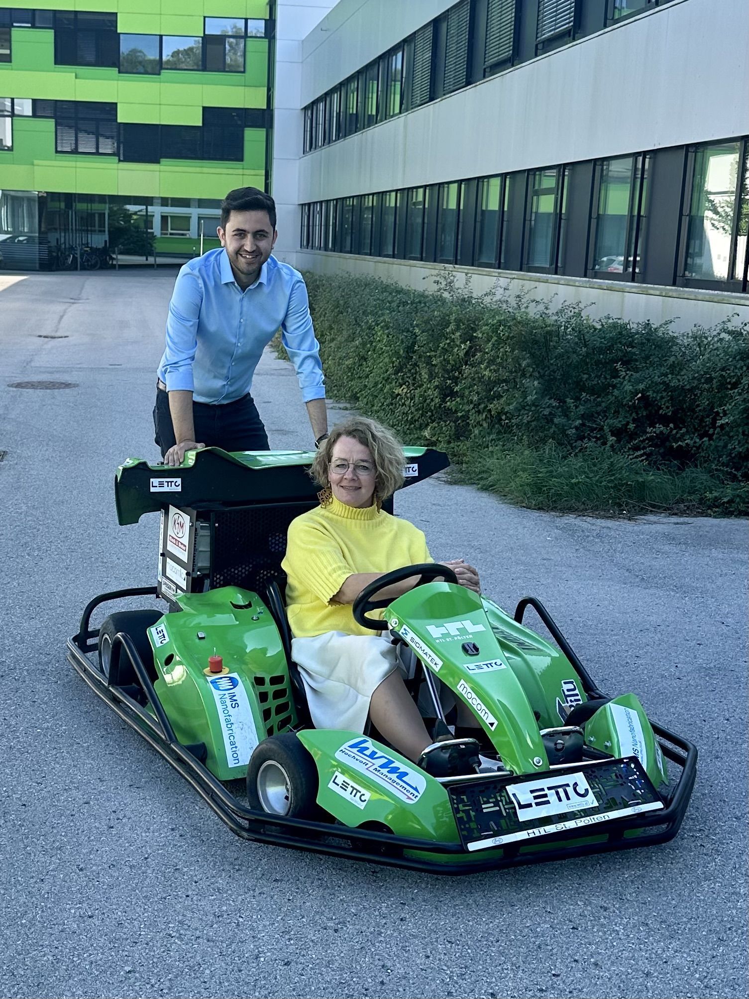 Davut Evsen und Christiane Teschl-Hofmeister (ÖVP) an der HTL St. Pölten.