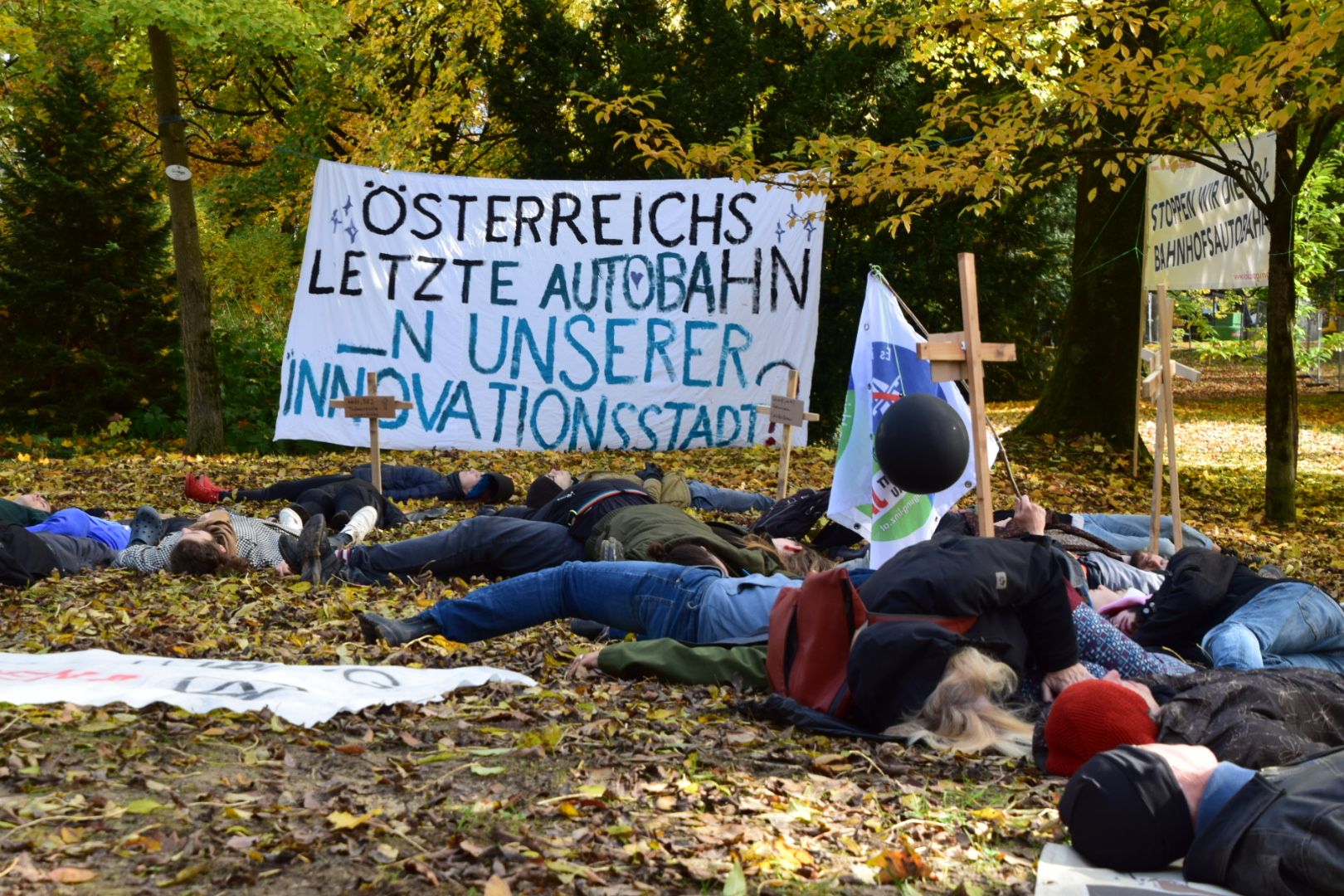 Die Demonstranten mobilisierten im Linzer Bergschlösslpark gegen die Baustelle für die Umfahrung Westring.