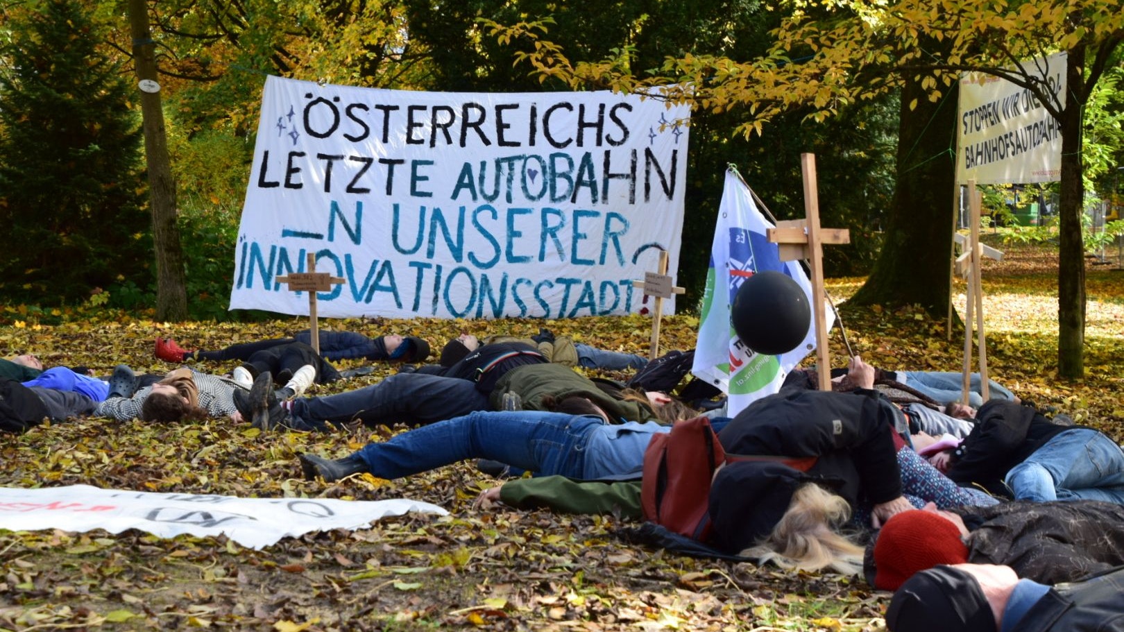 Die Demonstranten mobilisierten im Linzer Bergschlösslpark gegen die Baustelle für die Umfahrung Westring.