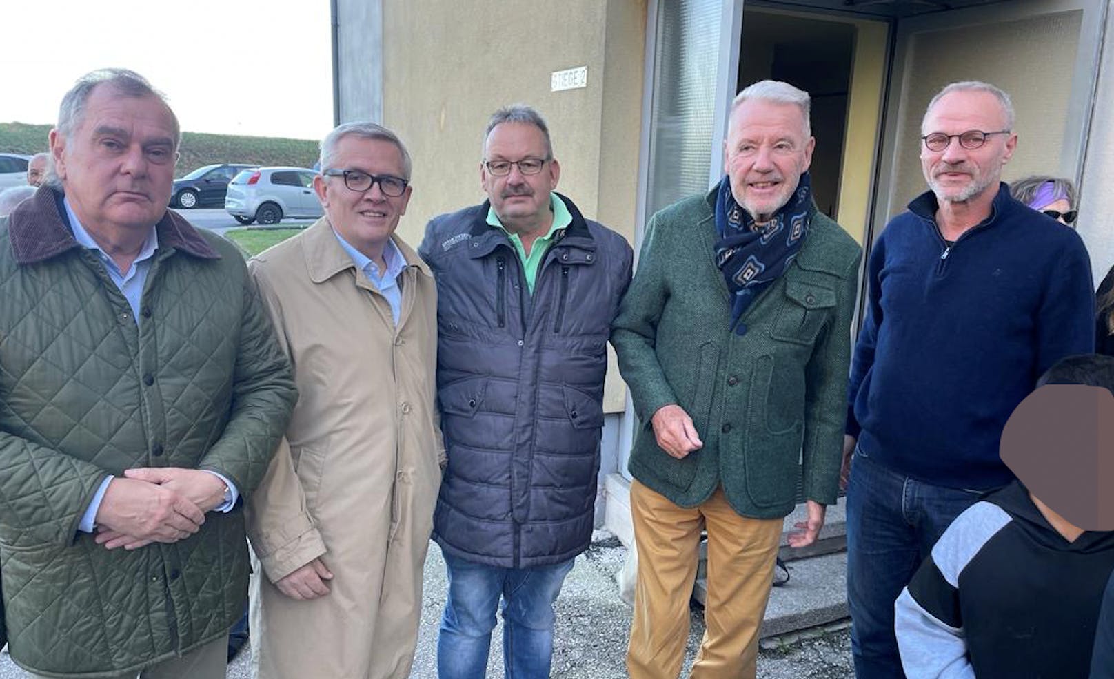 Bei einer Versammlung vor Ort: VP-Stadtrat Franz Dinhobl, Christian Hoffmann (SP), Siedlungssprecher Hannes W., VP-Bürgermeister Klaus Schneeberger und EVN-Sprecher Stefan Zach.