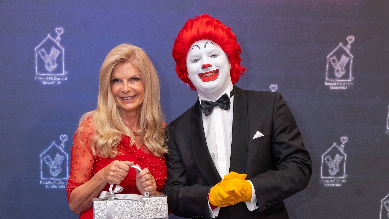 Gastgeberin Karin Schmidt mit dem Ronald Mc Donald Clown