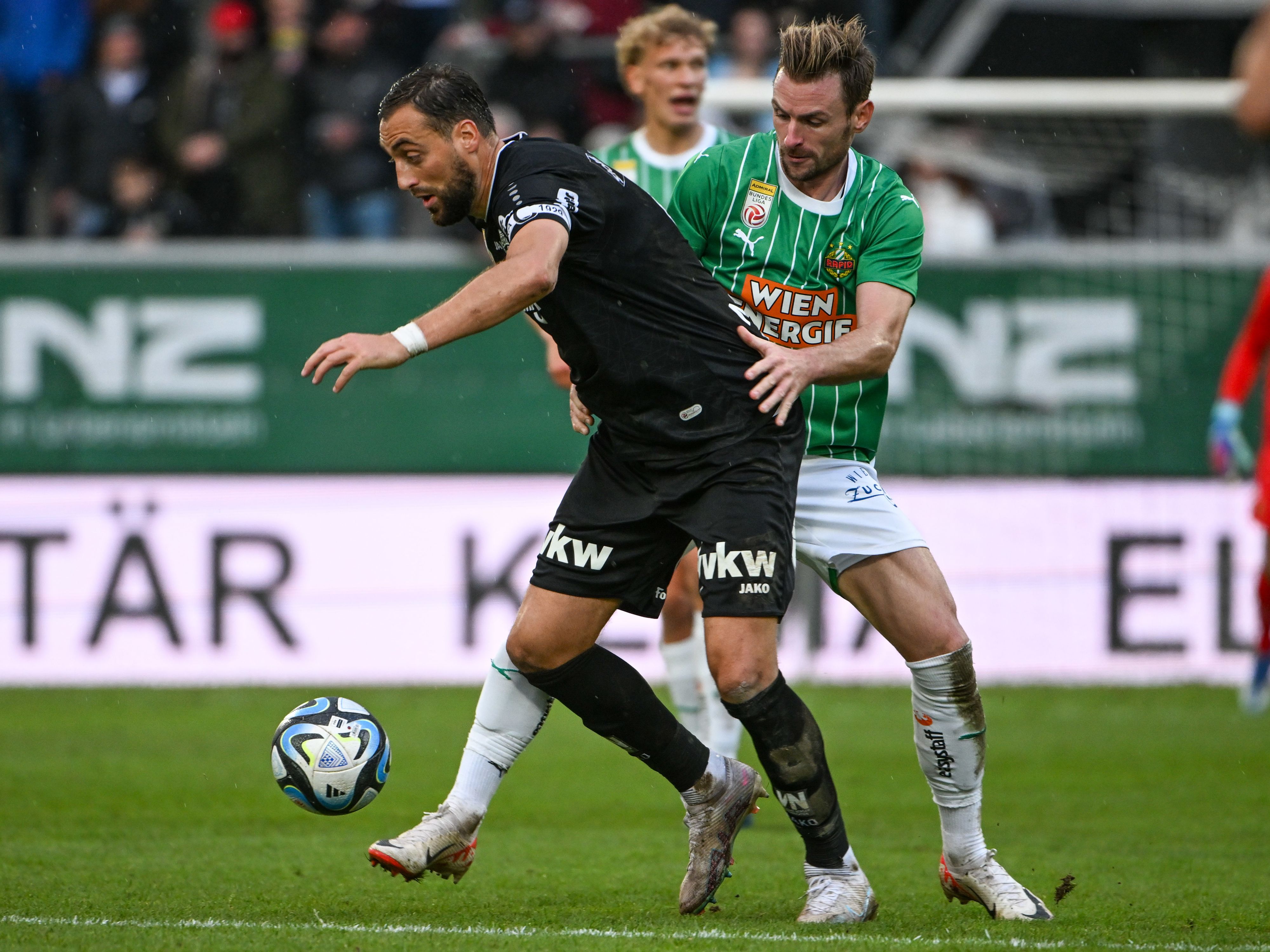Nuhiu (l.) im Duell mit seinen Ex-Klub Rapid.