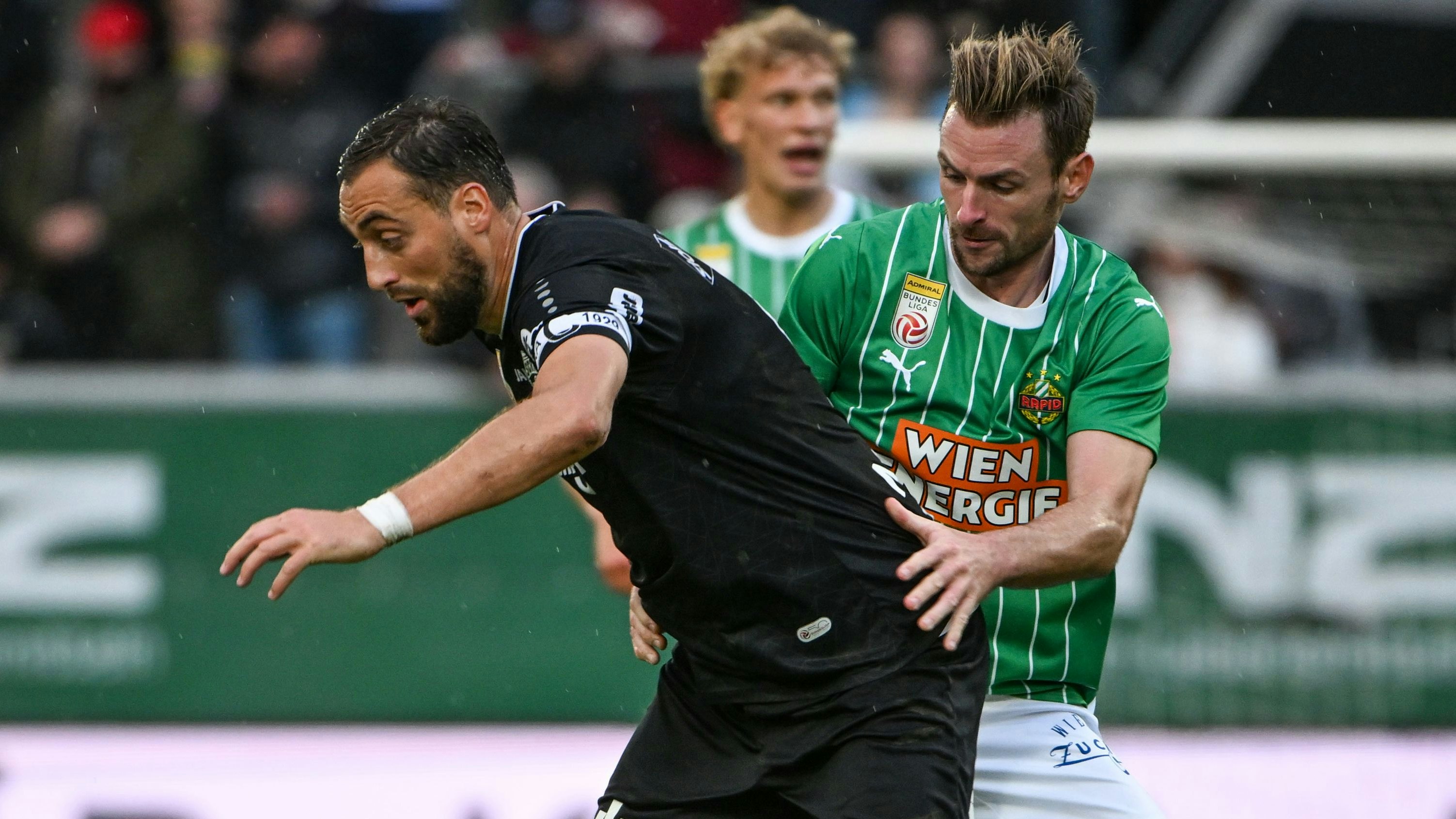 Nuhiu (l.) im Duell gegen seinen Ex-Klub.