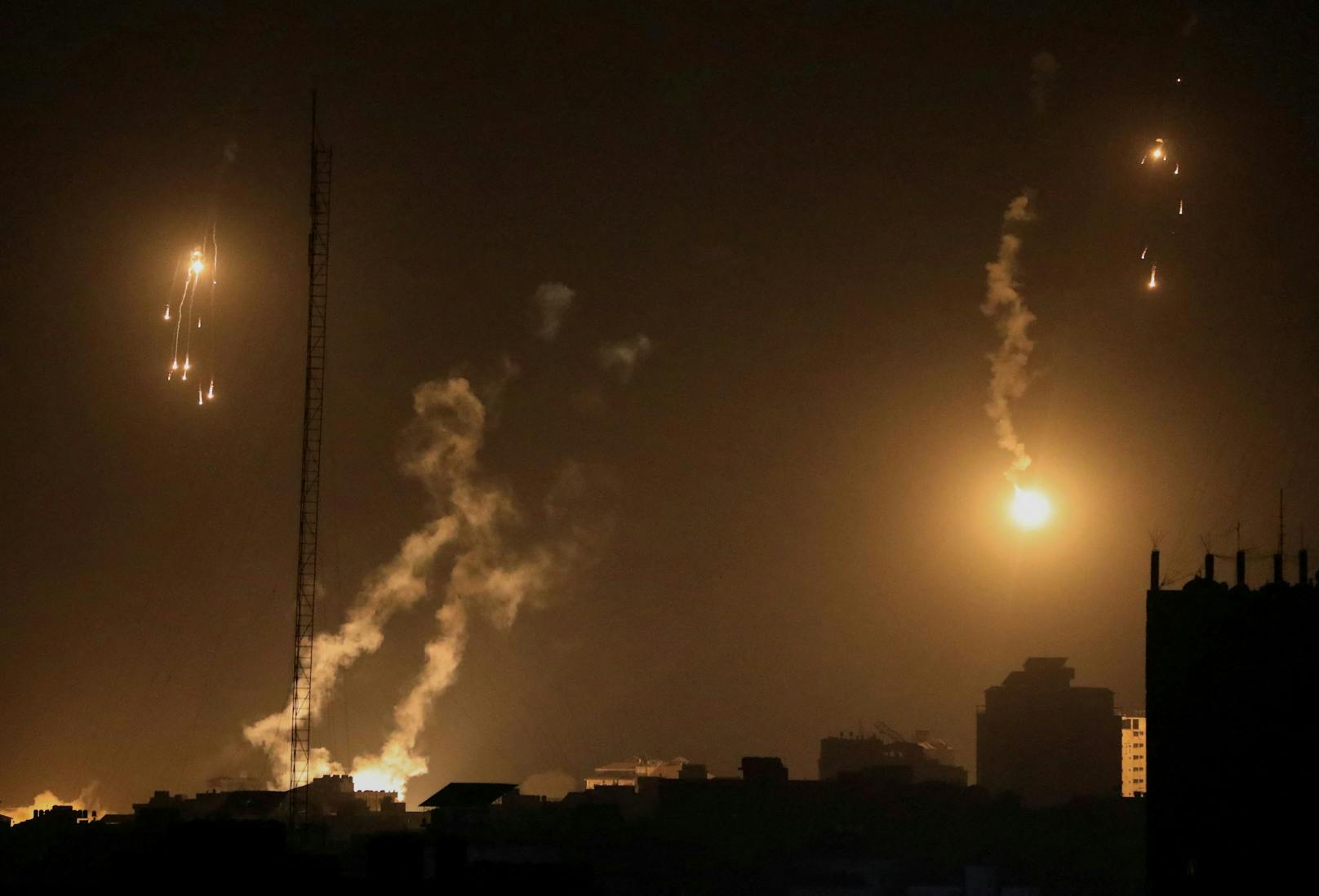 Bei Luftangriffen wurden in der Nacht auf Sonntag laut palästinensischen Angaben über 30 Personen getötet. 
