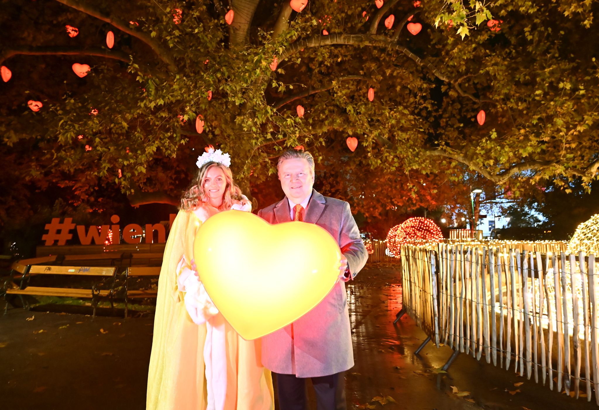 Bürgermeister Michael Ludwig (SPÖ) und Christkind Ramona bei der Präsentation des neuen, beleuchteten Herzerlbaums.