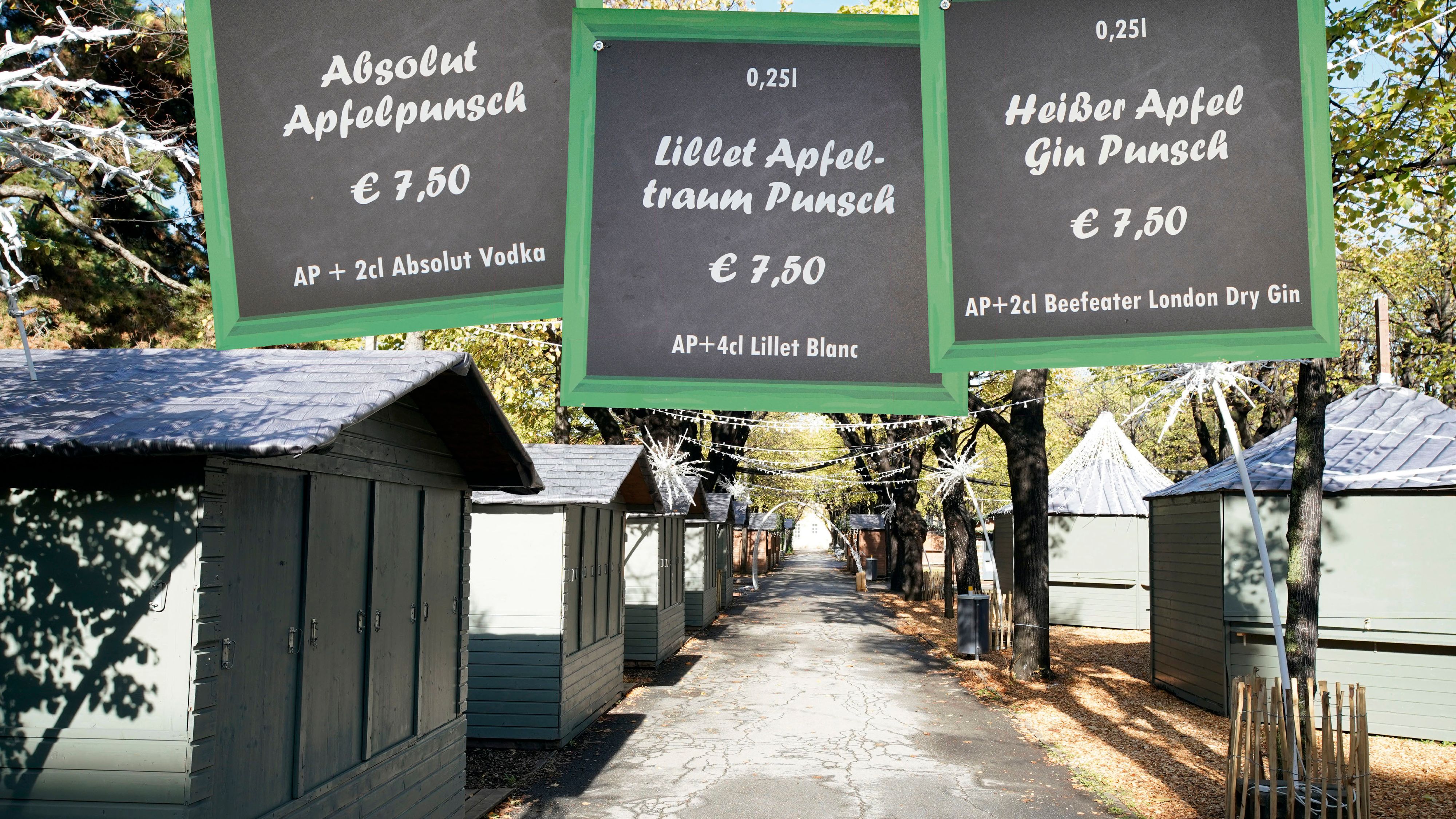 Besucher von Weihnachtsmärkten (am Bild das Weihnachtsdorf am alten AKH) müssen heuer für Punsch mitunter tief in die Tasche greifen.