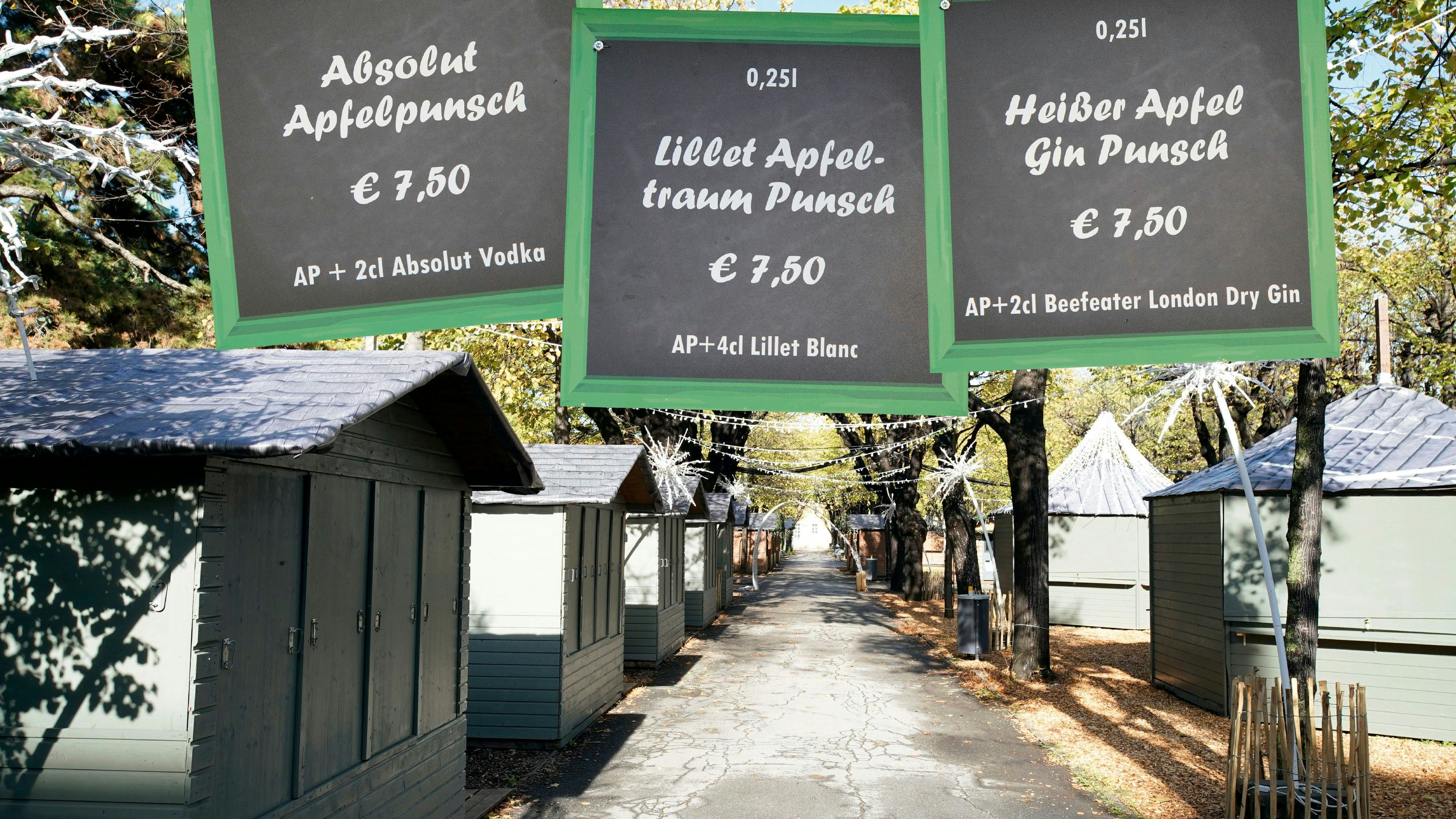 Besucher von Weihnachtsmärkten (am Bild das Weihnachtsdorf am alten AKH) müssen heuer für Punsch mitunter tief in die Tasche greifen.