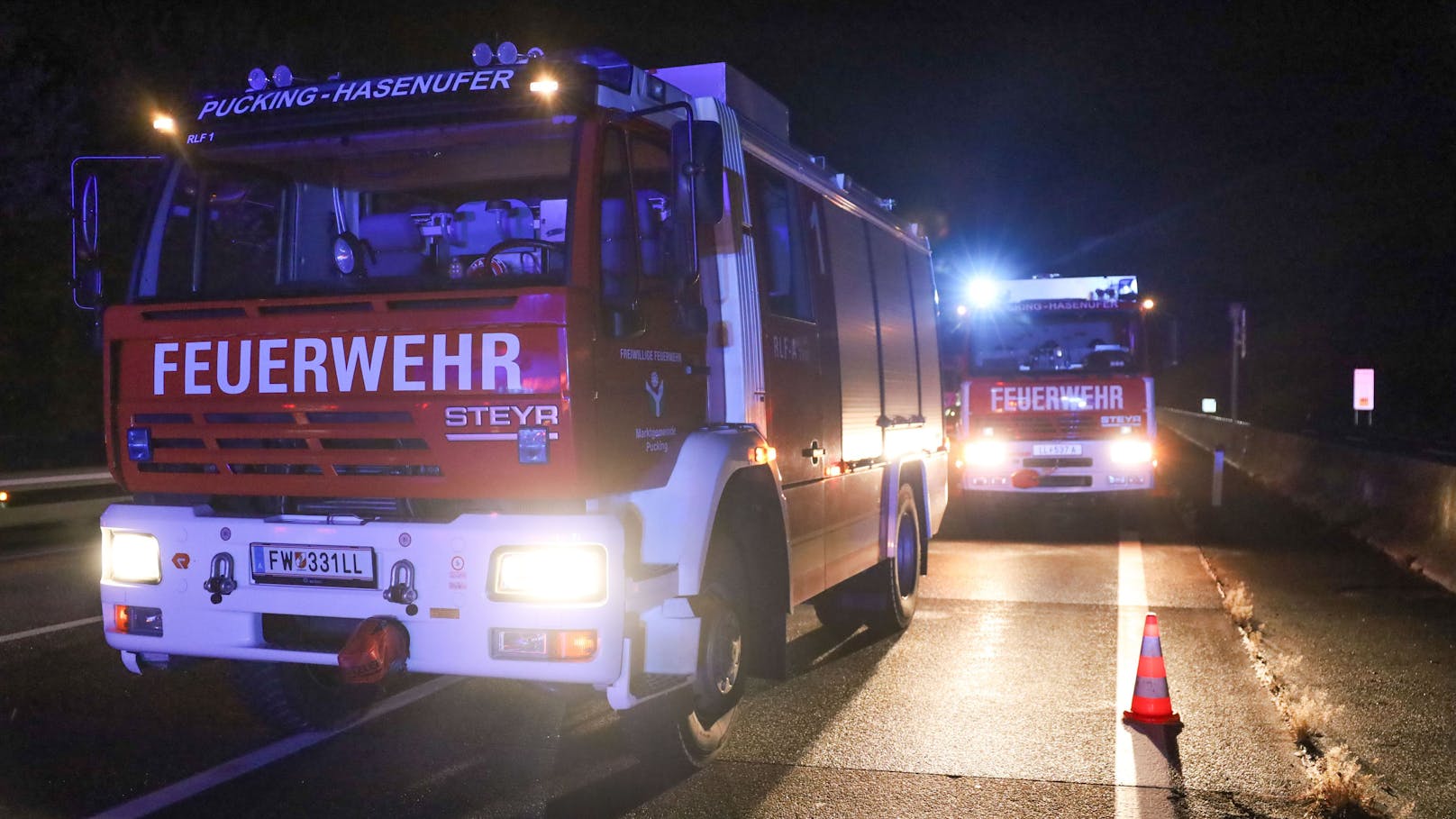 Wie später bekannt wurde, handelte es sich bei dem ungarischen Staatsbürger um den <a rel="nofollow" data-li-document-ref="120002734" href="https://www.heute.at/s/unfall-nach-match-landesliga-kicker-26-tot-120002734">Fußball-Spieler Marko Varga von ASKÖ Donau Linz</a>.