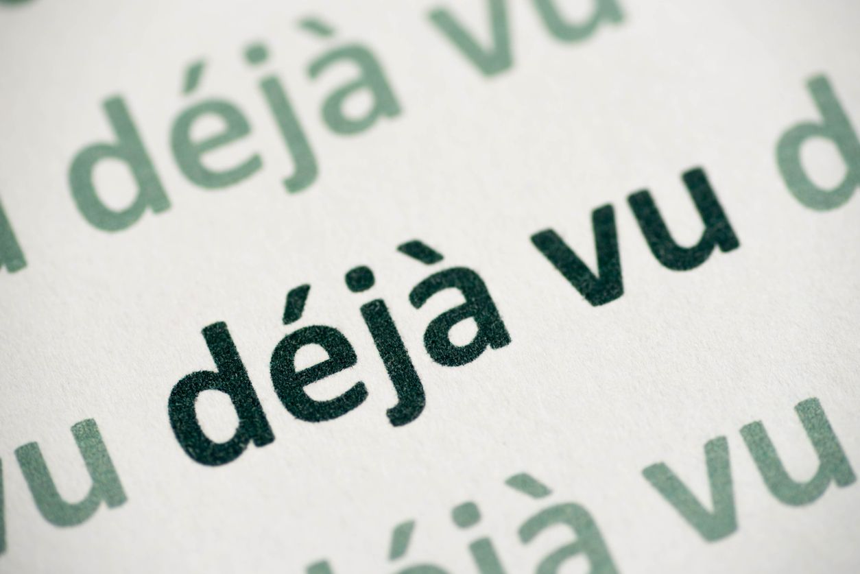 Eine Theorie besagt, dass ein Déjà-vu darauf zurückzuführen sein könnte, dass das Gehirn Informationen auf mehreren Wegen gleichzeitig verarbeitet.