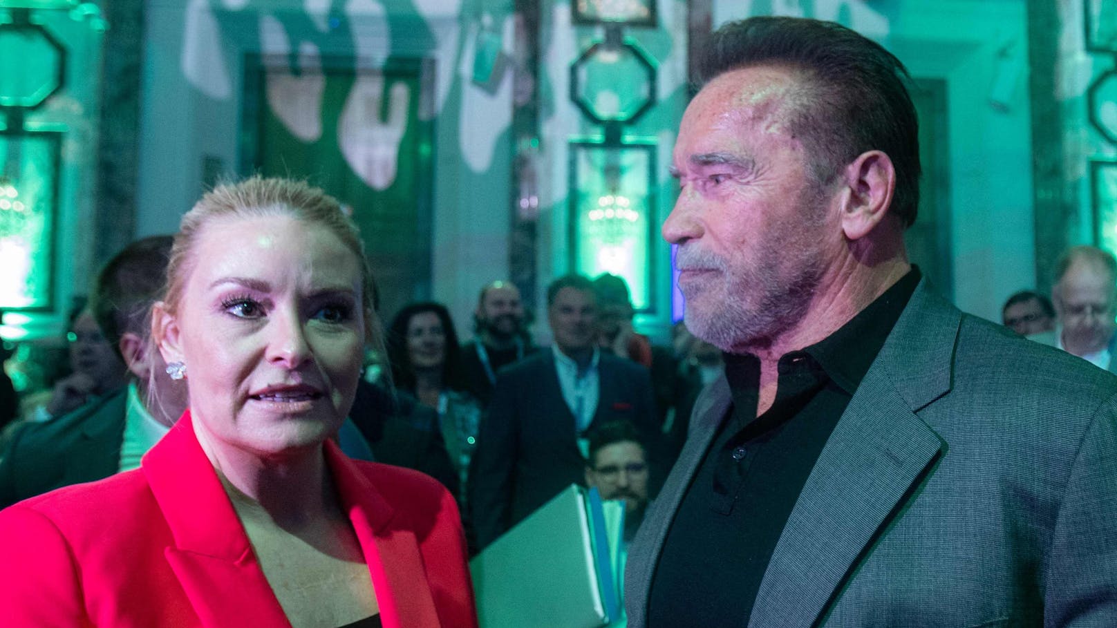 Arnie küsst fremde Frau – alles aus mit Heather?