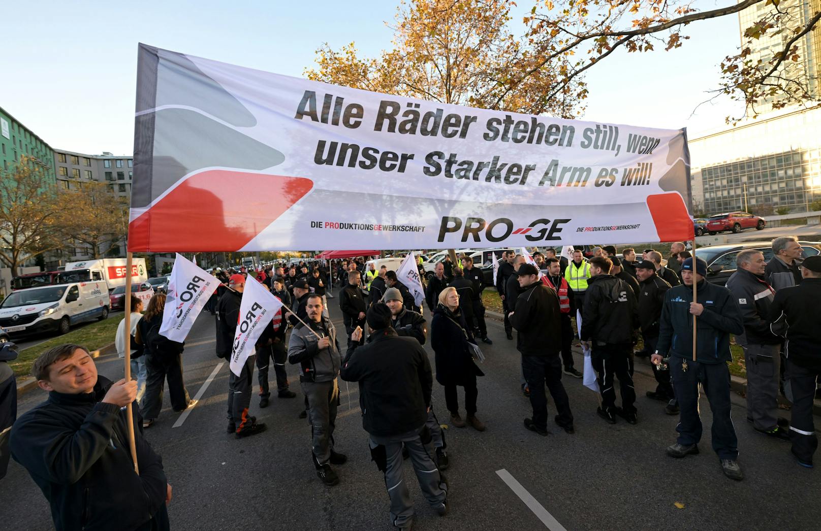 Eine Öffentliche Betriebsversammlung der ARGE Aufzüge im Rahmen von Warnstreiks bei der Metalltechnischen Industrie