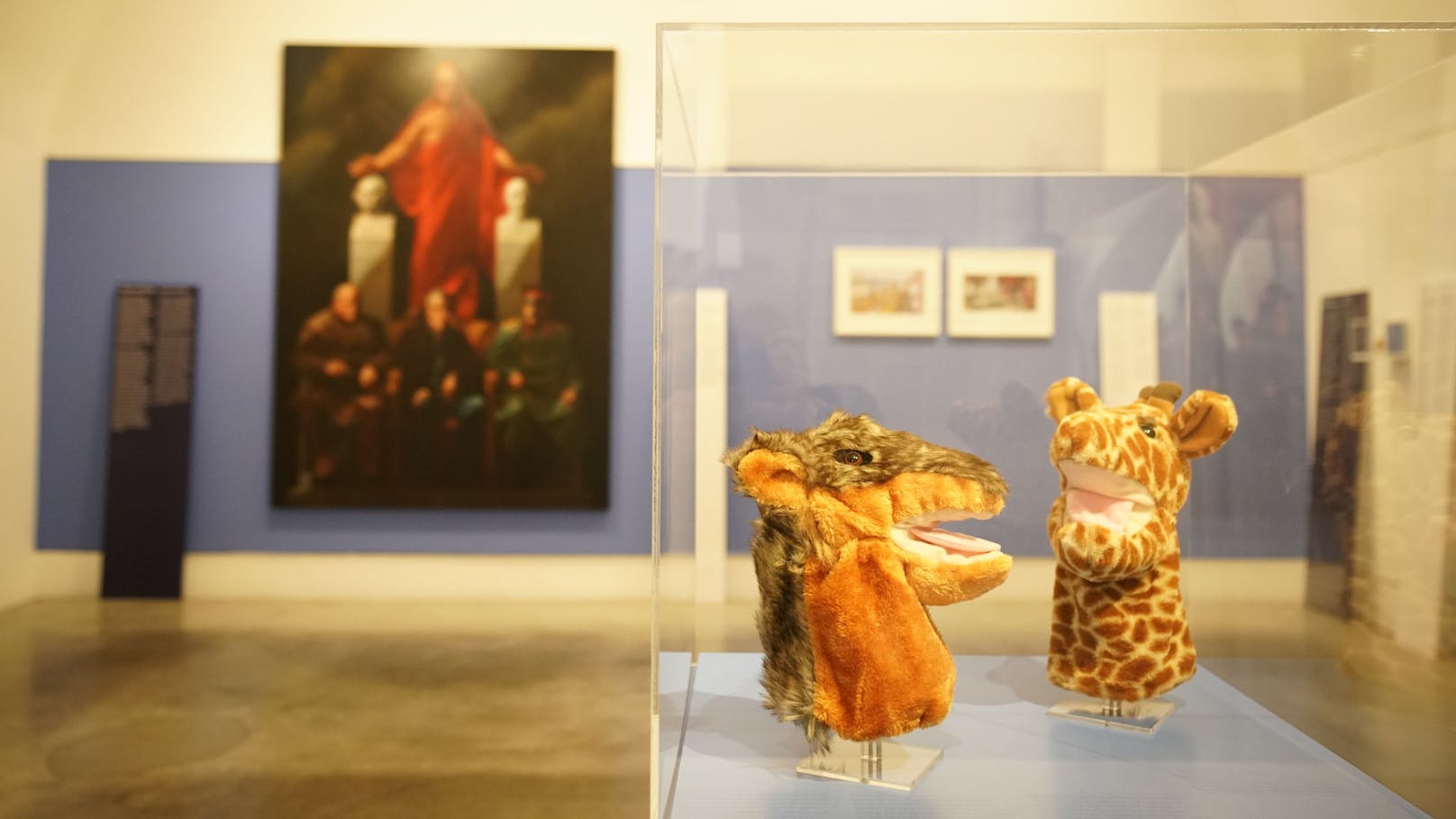 Verschiedene Ausstellungsobjekte beschäftigen sich mit Frieden. Die Giraffen- und Wolfspuppe zeigen ein Beispiel für Gewaltfreie Kommunikation. 