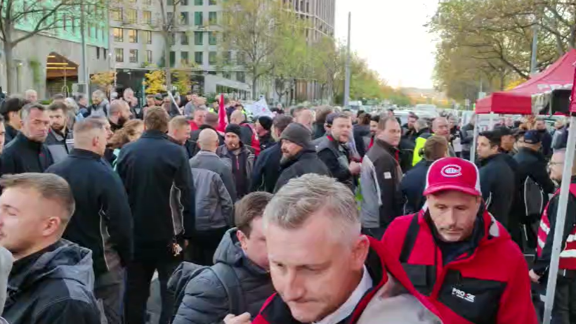 Die Metaller streiken: In Wien wurde die Triester Straße lahmgelegt.