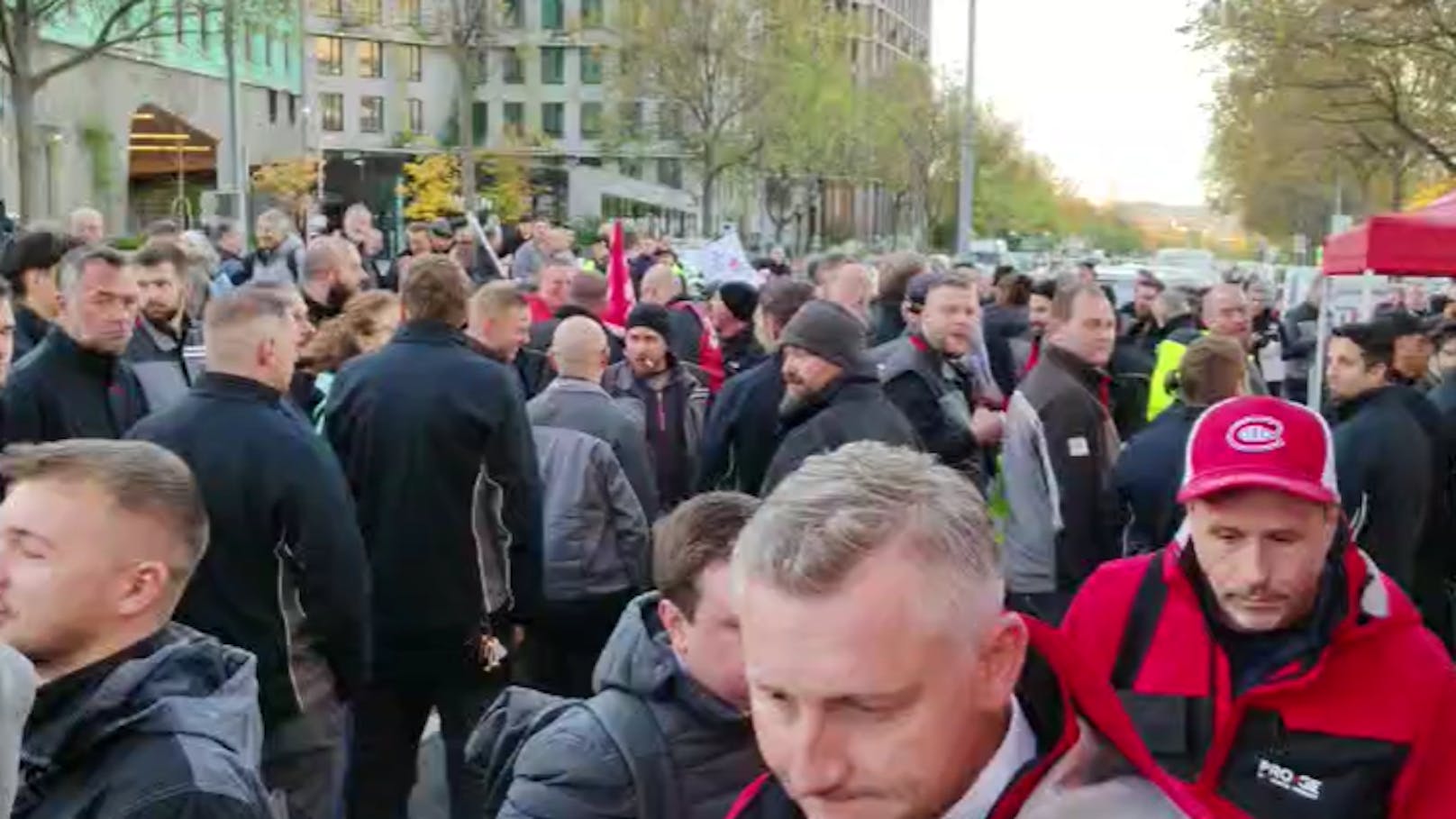 Metaller-Streik legt Morgenverkehr in Wien völlig lahm