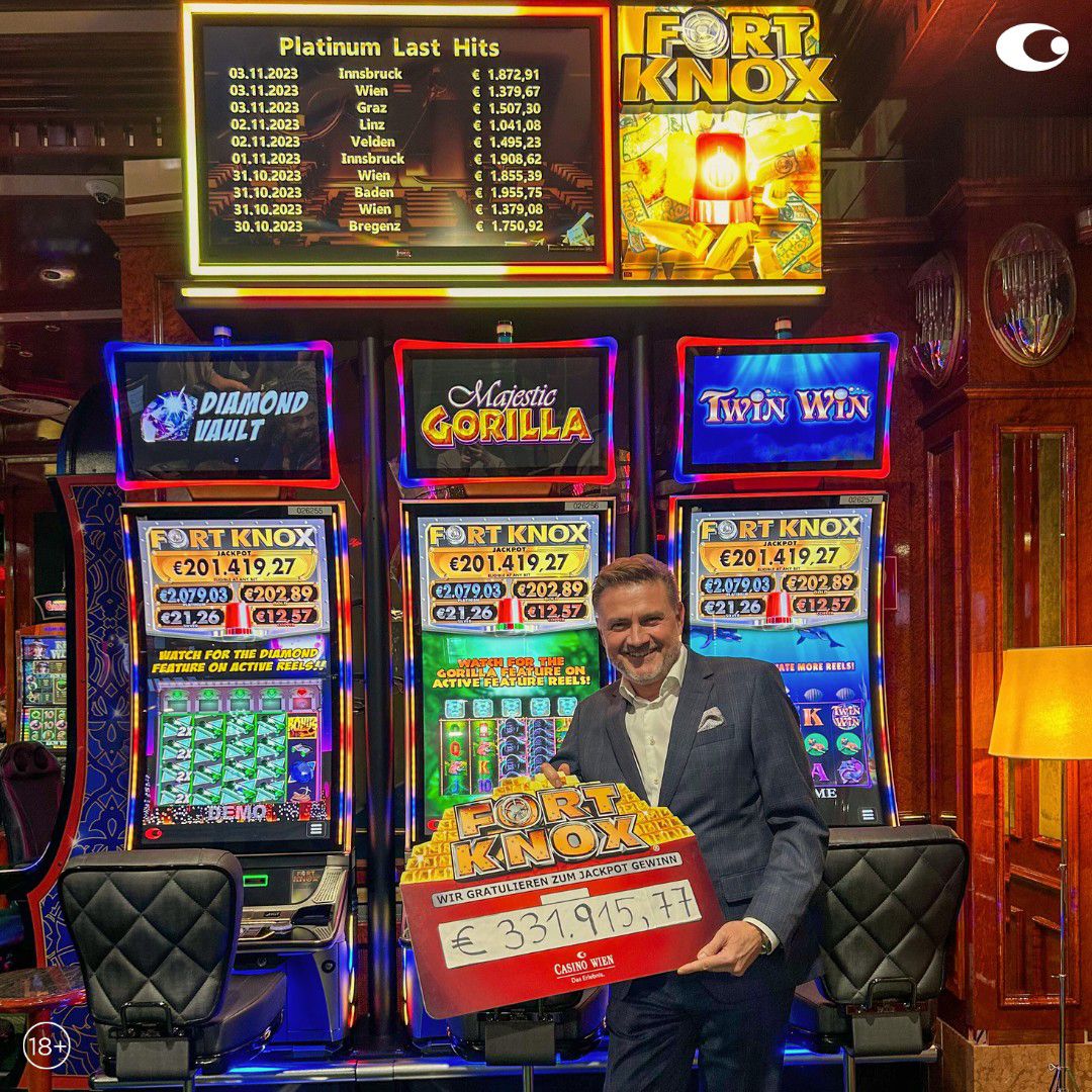 Casino Wien Direktor Reinhard Deiring mit dem symbolischen SiegerscheckCasino Wien Direktor Reinhard Deiring mit dem symbolischen Siegerscheck