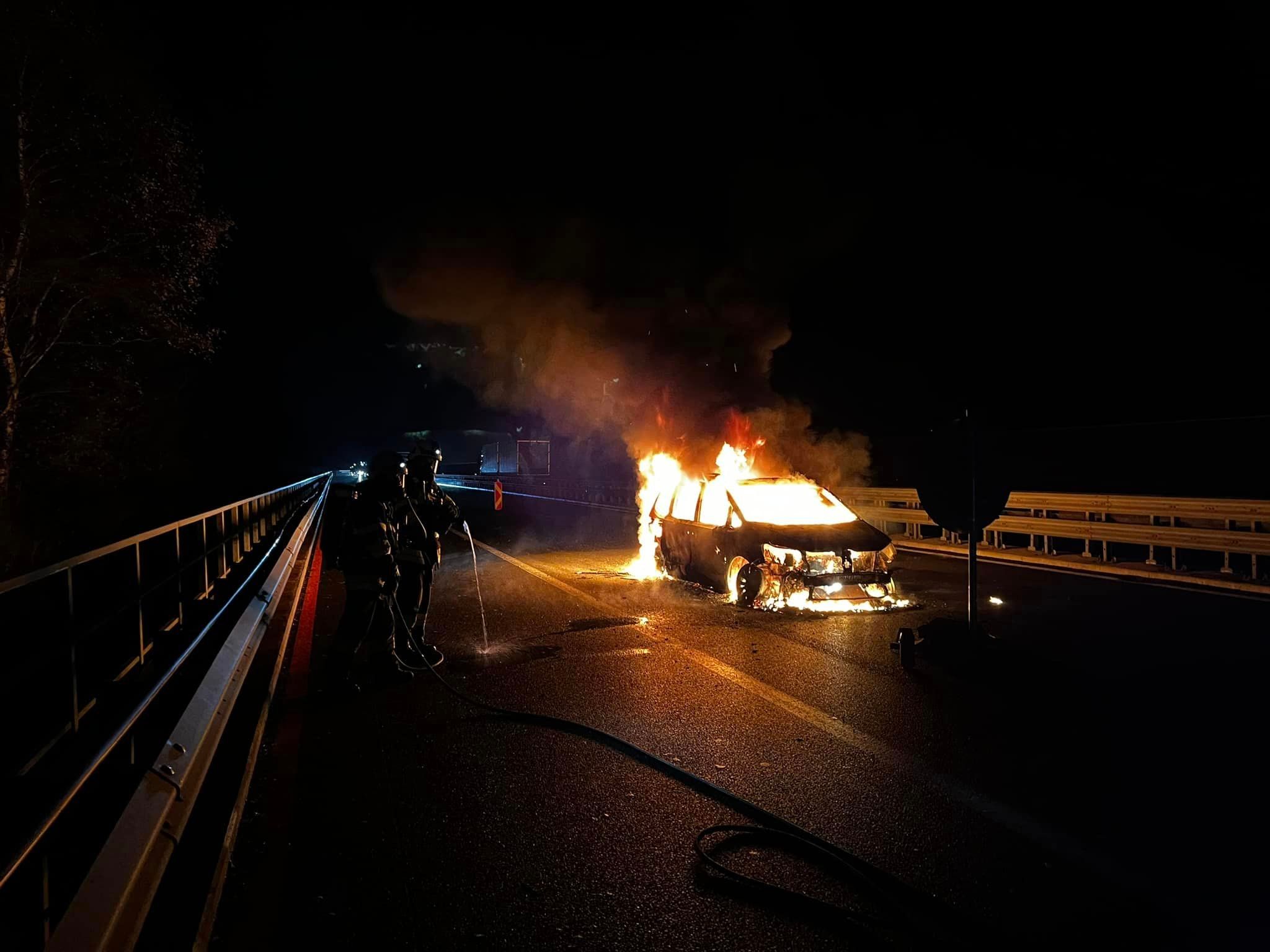 Sonntagnacht stand ein Auto auf der Tauernautobahn von Villach kommend in Richtung Salzburg in Vollbrand.