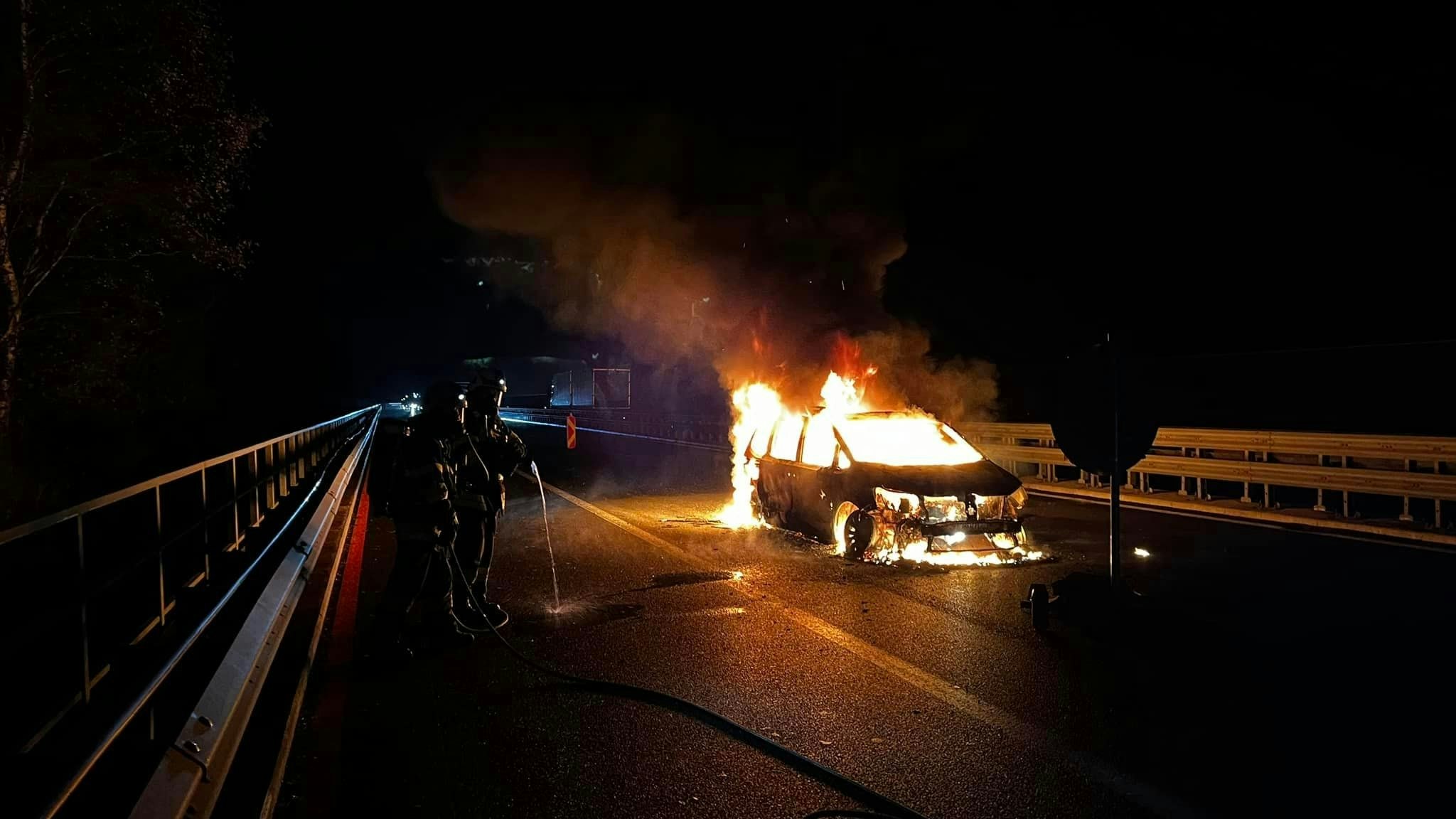 Sonntagnacht stand ein Auto auf der Tauernautobahn von Villach kommend in Richtung Salzburg in Vollbrand.