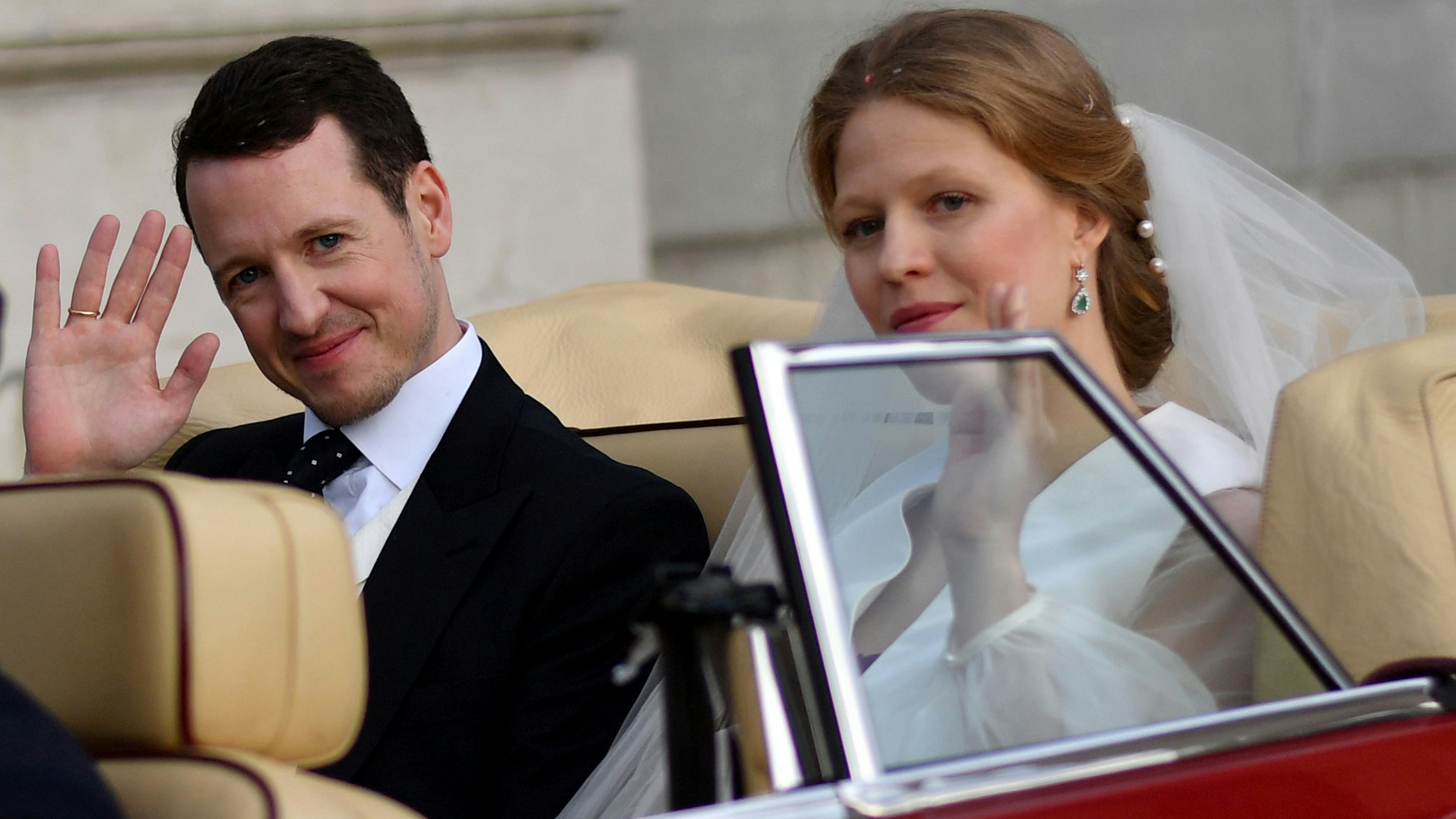 Download von www.picturedesk.com am 06.11.2023 (17:52).  Prince Philip of Serbia, also known as Filip Karadjordjevic and his bride Danica Marinkovic leave the Belgrade cathedral after their wedding ceremony on October 7, 2017. .Filip Karadjordjevic, the younger son of Serbian crown prince Aleksandar Karadjordjevic, married in Belgrade on Saturday during a ceremony held at the cathedral, the first princely wedding in 95 years. Prince FPhilip, 35, married Danica Marinkovic, a 31-year-old painter and sculptor, daughter of famous Serbian painter Milan Cile Marinkovic. / AFP PHOTO / ANDREJ ISAKOVIC - 20171007_PD4469 - Rechteinfo: Rights Managed (RM) Nur für redaktionelle Nutzung! Werbliche Nutzung erfordert Freigabe: bitte schicken Sie uns eine Anfrage.