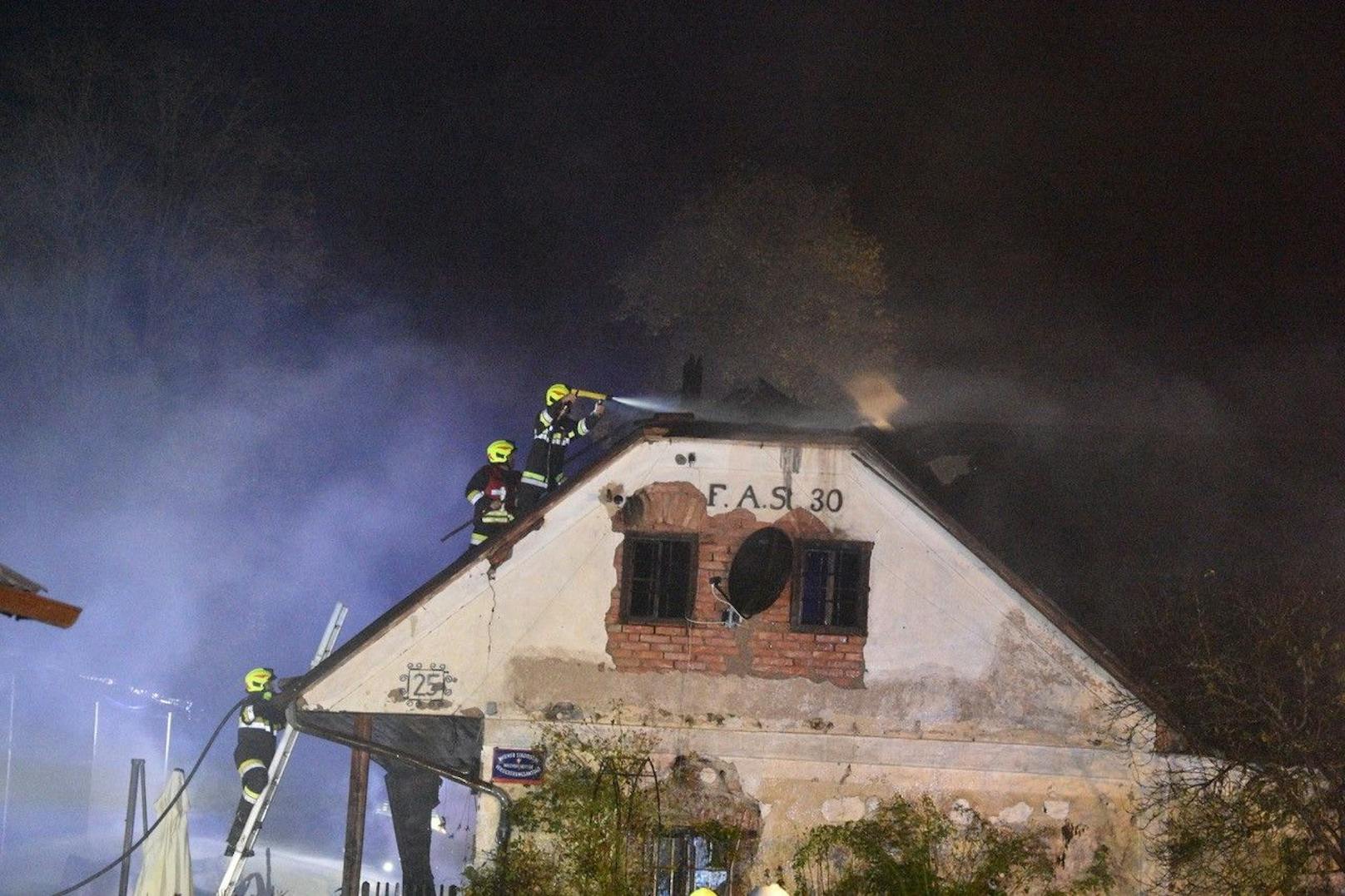 Das alte Bauernhaus brannte total ab. Eine 91-jährige Frau konnte gerettet werden.