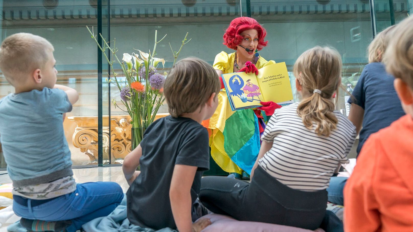 Drag Queen Candy Licious bei einer Kinderbuch-Lesung im Parlament. (Archivbild)